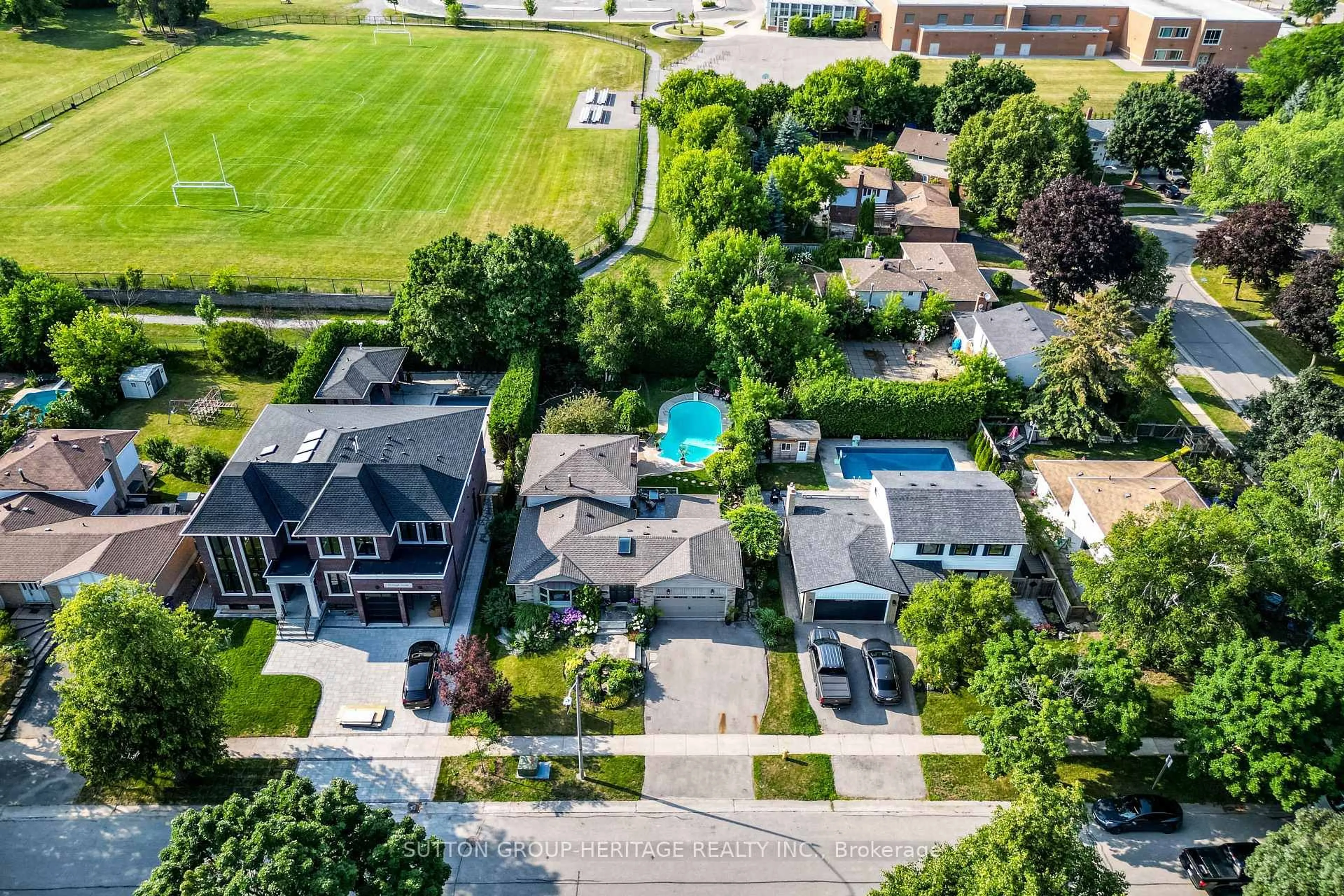 A pic from outside/outdoor area/front of a property/back of a property/a pic from drone, street for 47 Pringle Ave, Markham Ontario L3P 2P3