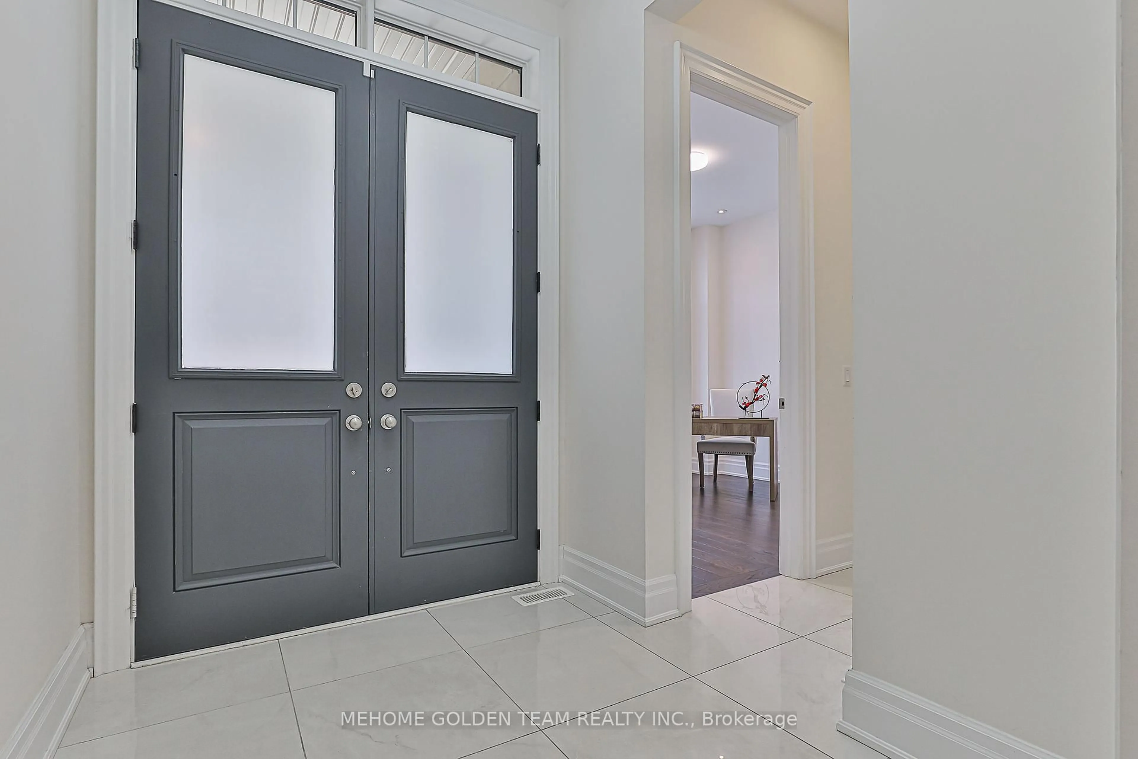 Indoor entryway for 35 Shining Willow Crt, Richmond Hill Ontario L4C 5N6