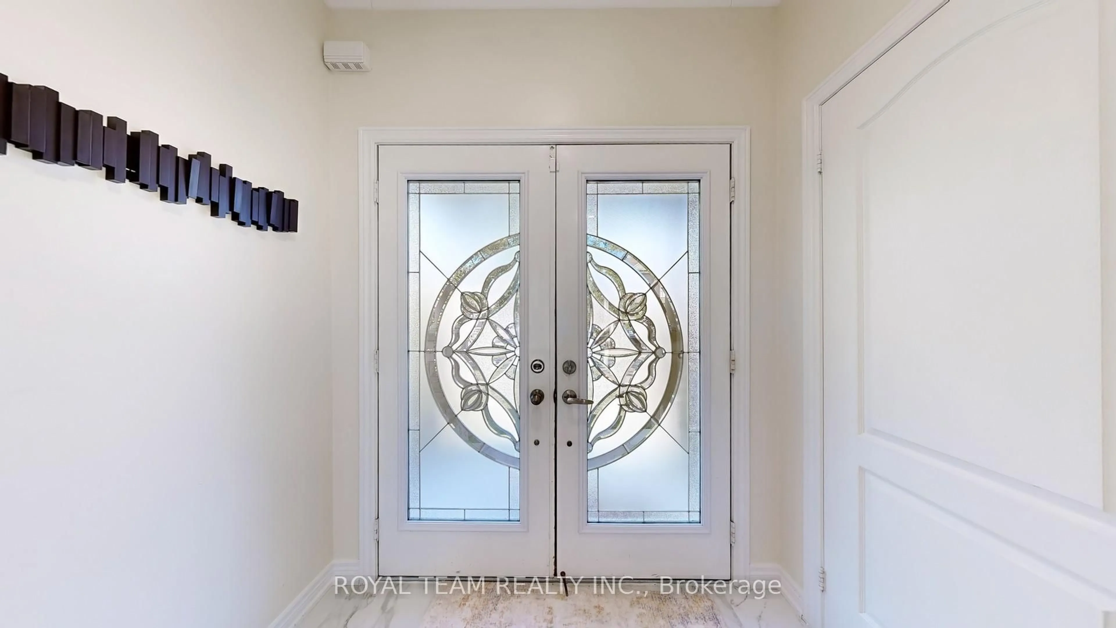 Indoor entryway for 246 Lauderdale Dr, Vaughan Ontario L6A 0N4