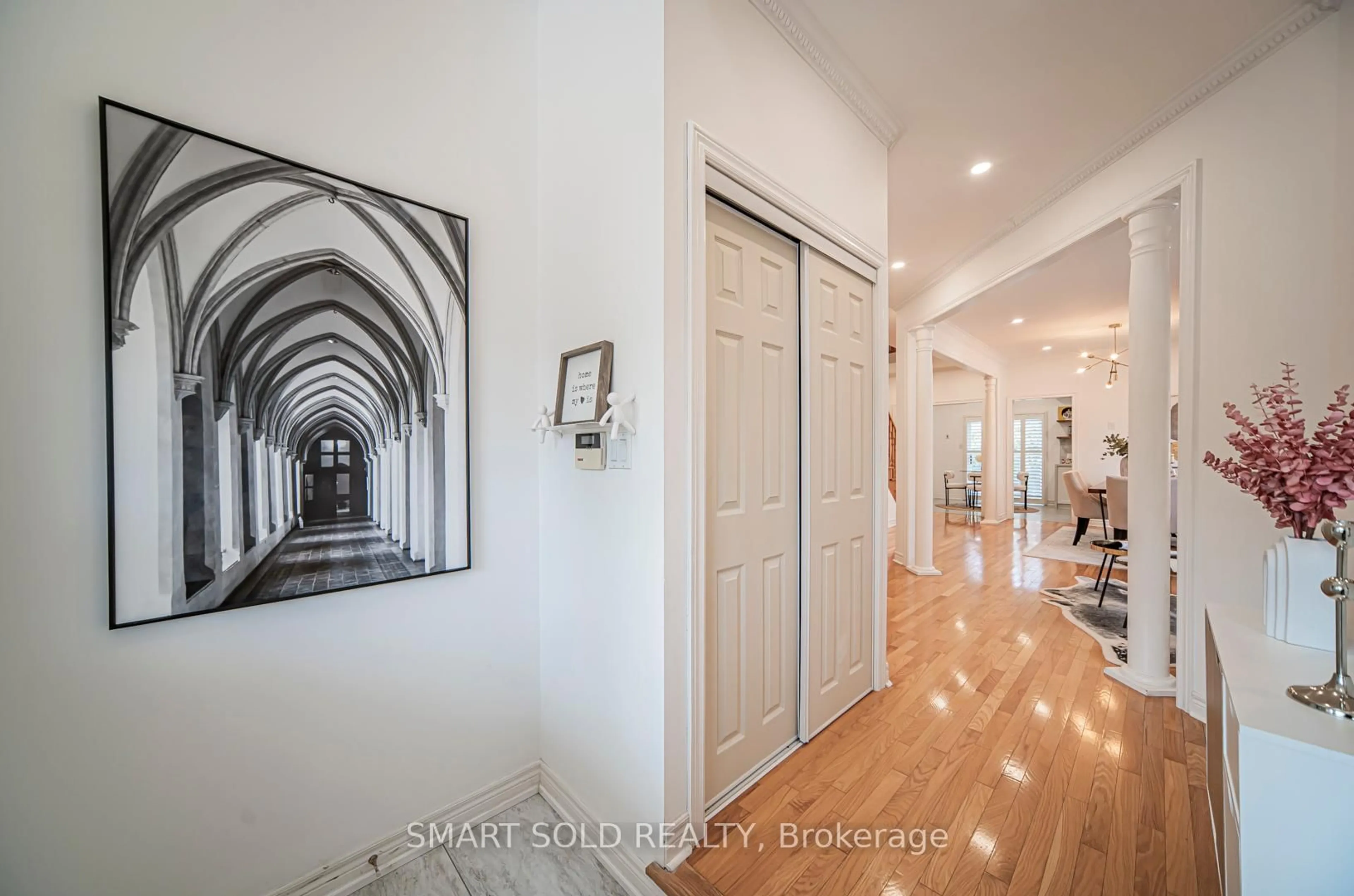 Indoor entryway for 54 Sandwood Dr, Vaughan Ontario L4J 8W9