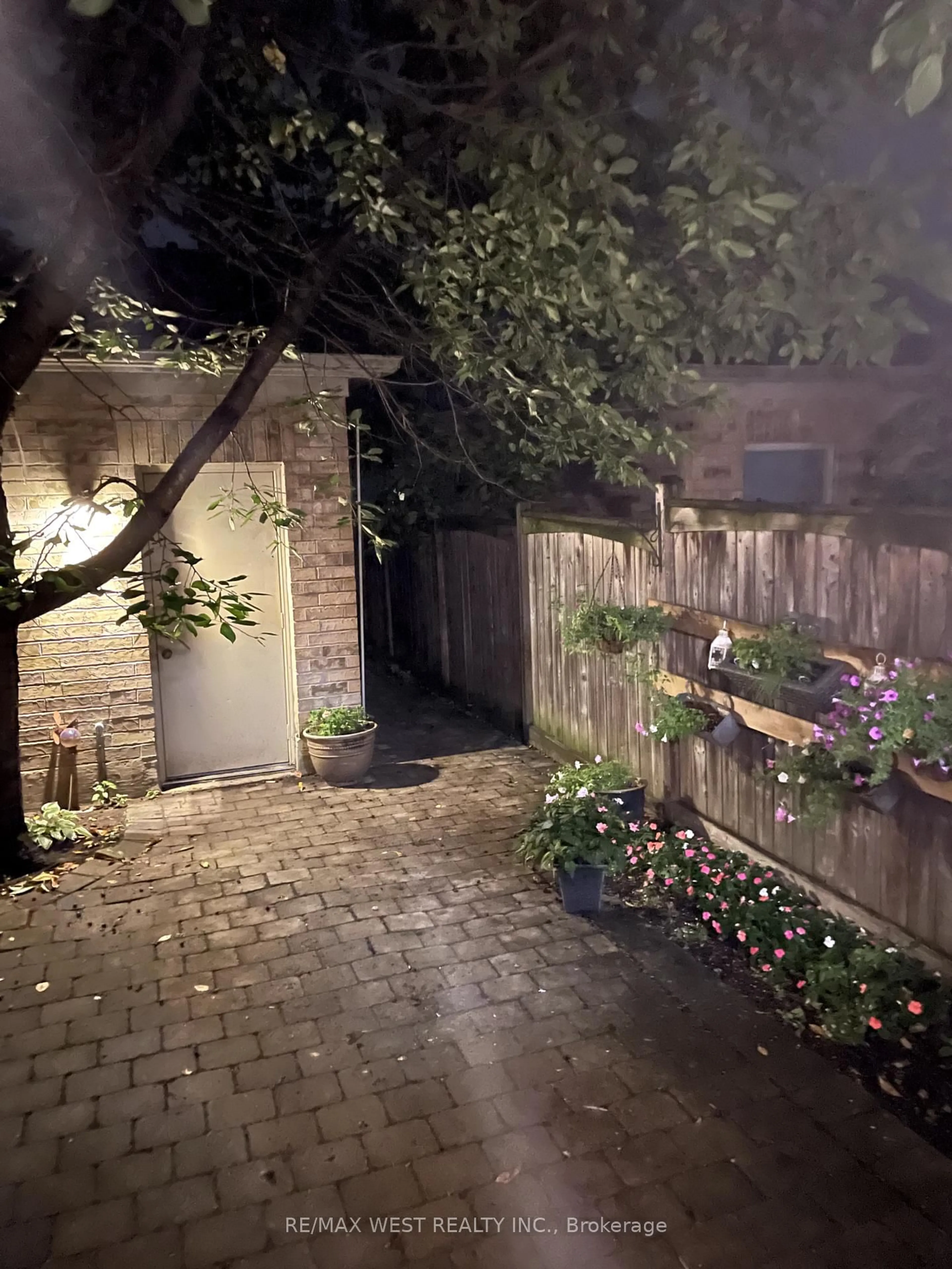 Patio, street for 204 Bantry Ave, Richmond Hill Ontario L4B 4T6
