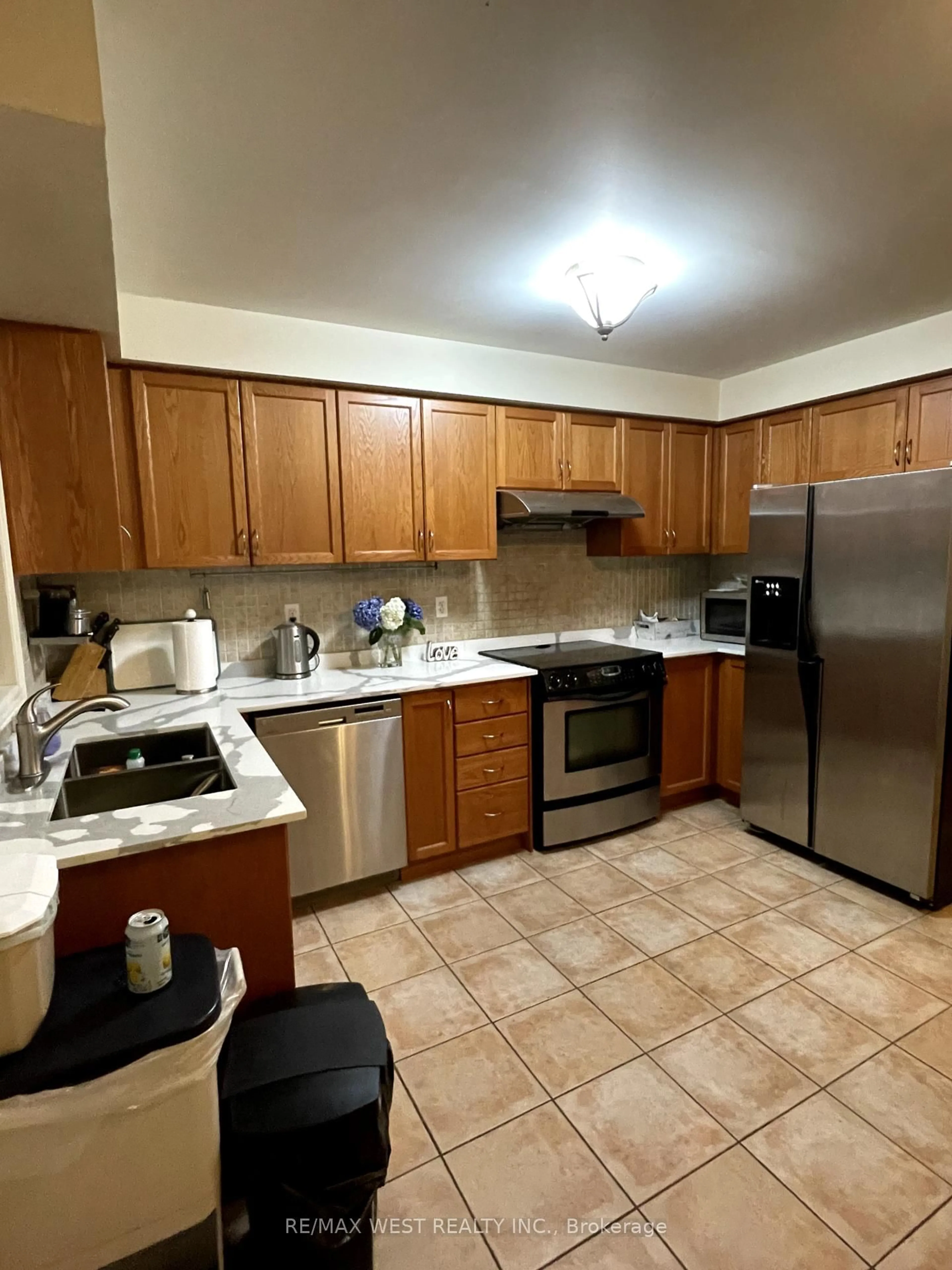 Standard kitchen, unknown for 204 Bantry Ave, Richmond Hill Ontario L4B 4T6