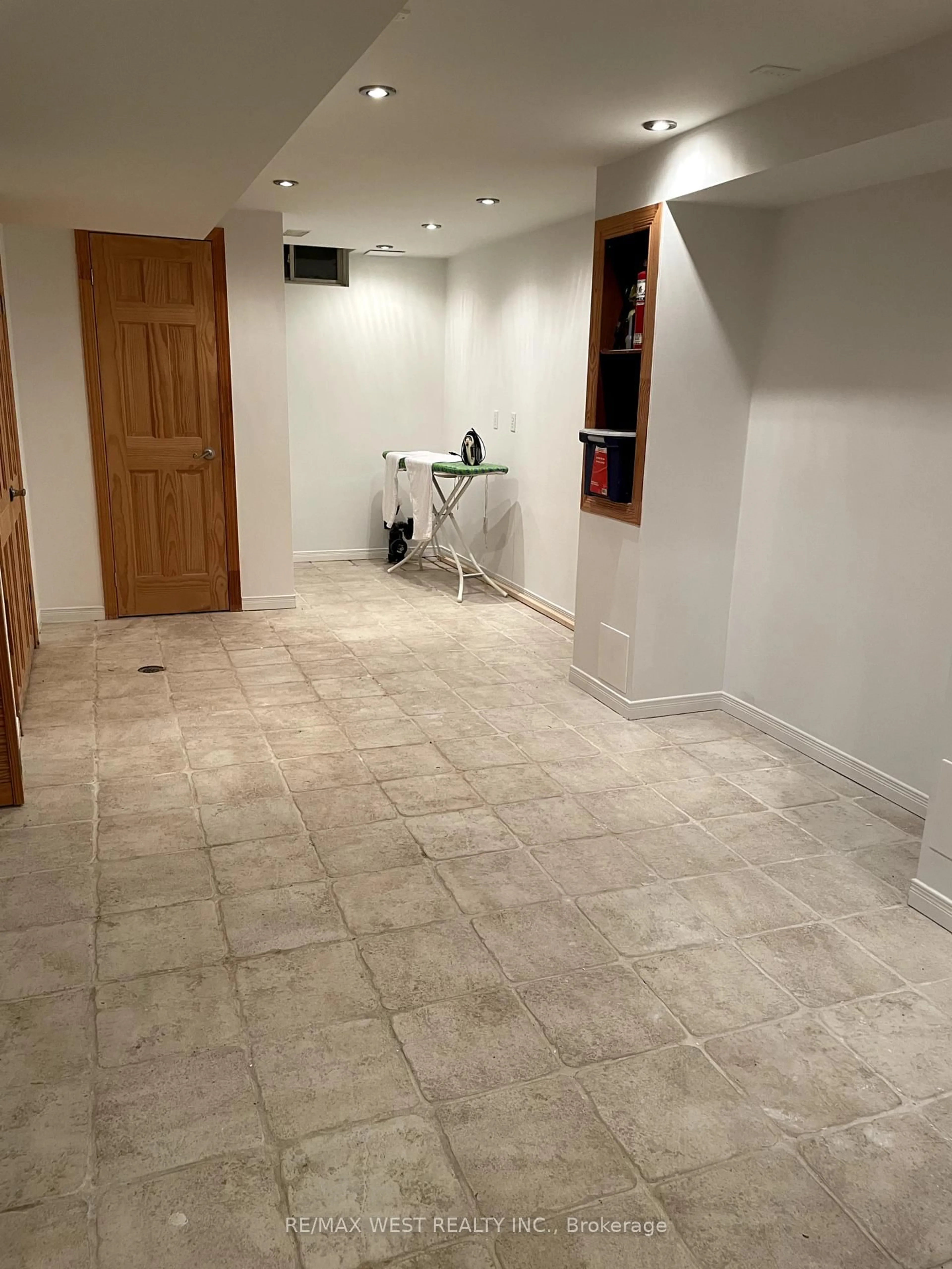 Indoor foyer for 204 Bantry Ave, Richmond Hill Ontario L4B 4T6
