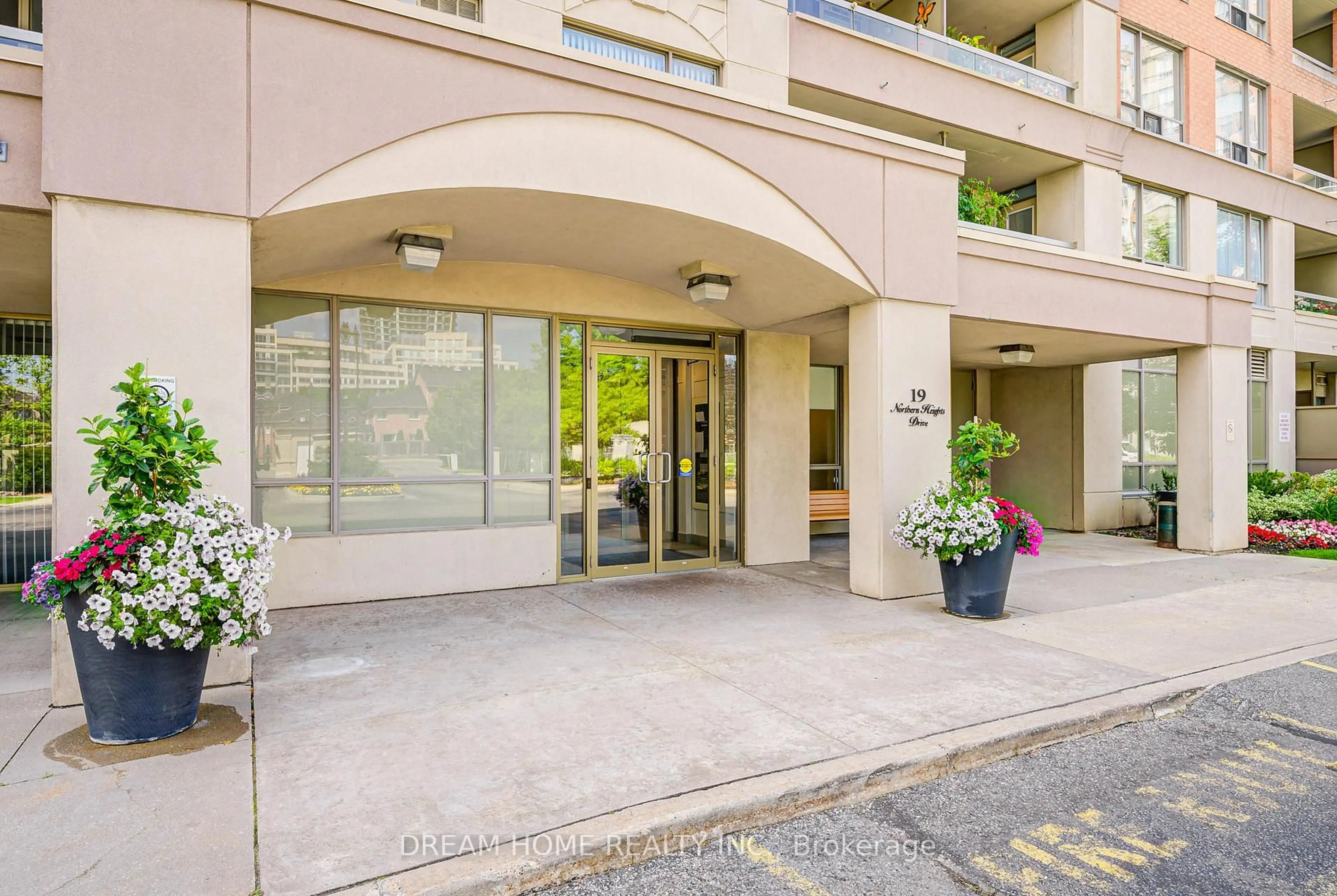 Indoor foyer for 19 Northern Heights Dr #PH09, Richmond Hill Ontario L4B 4M4