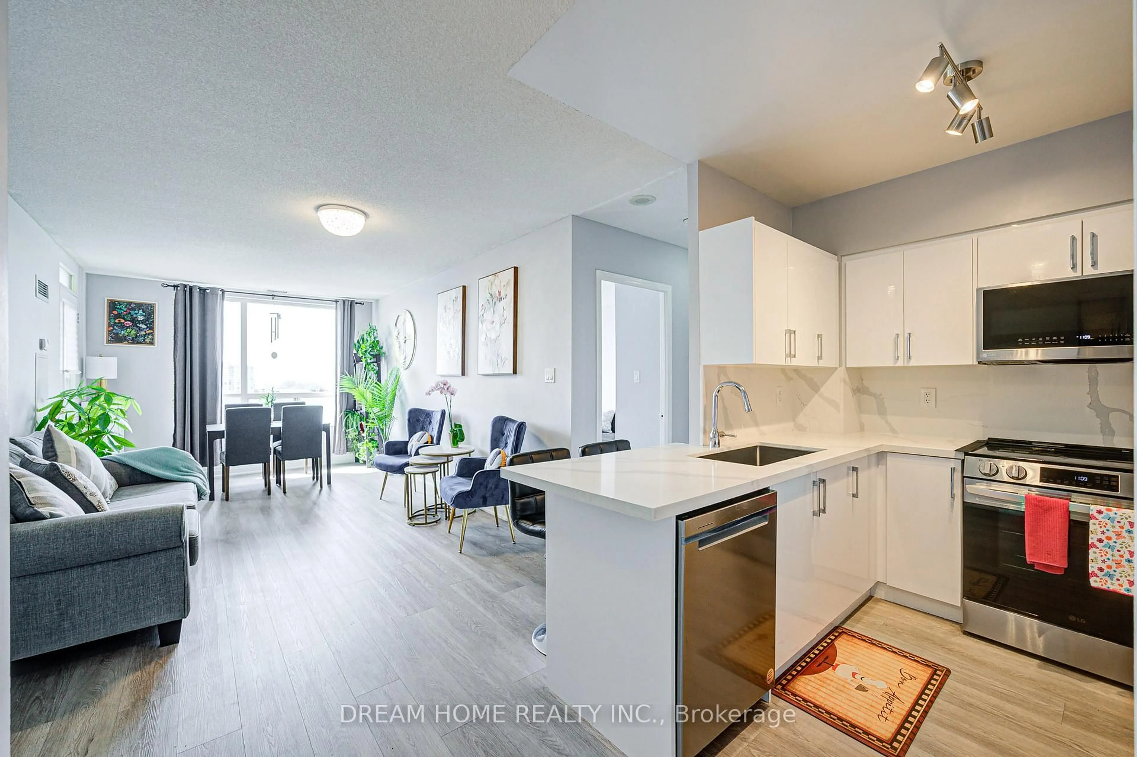 Open concept kitchen, ceramic/tile floor for 19 Northern Heights Dr #PH09, Richmond Hill Ontario L4B 4M4