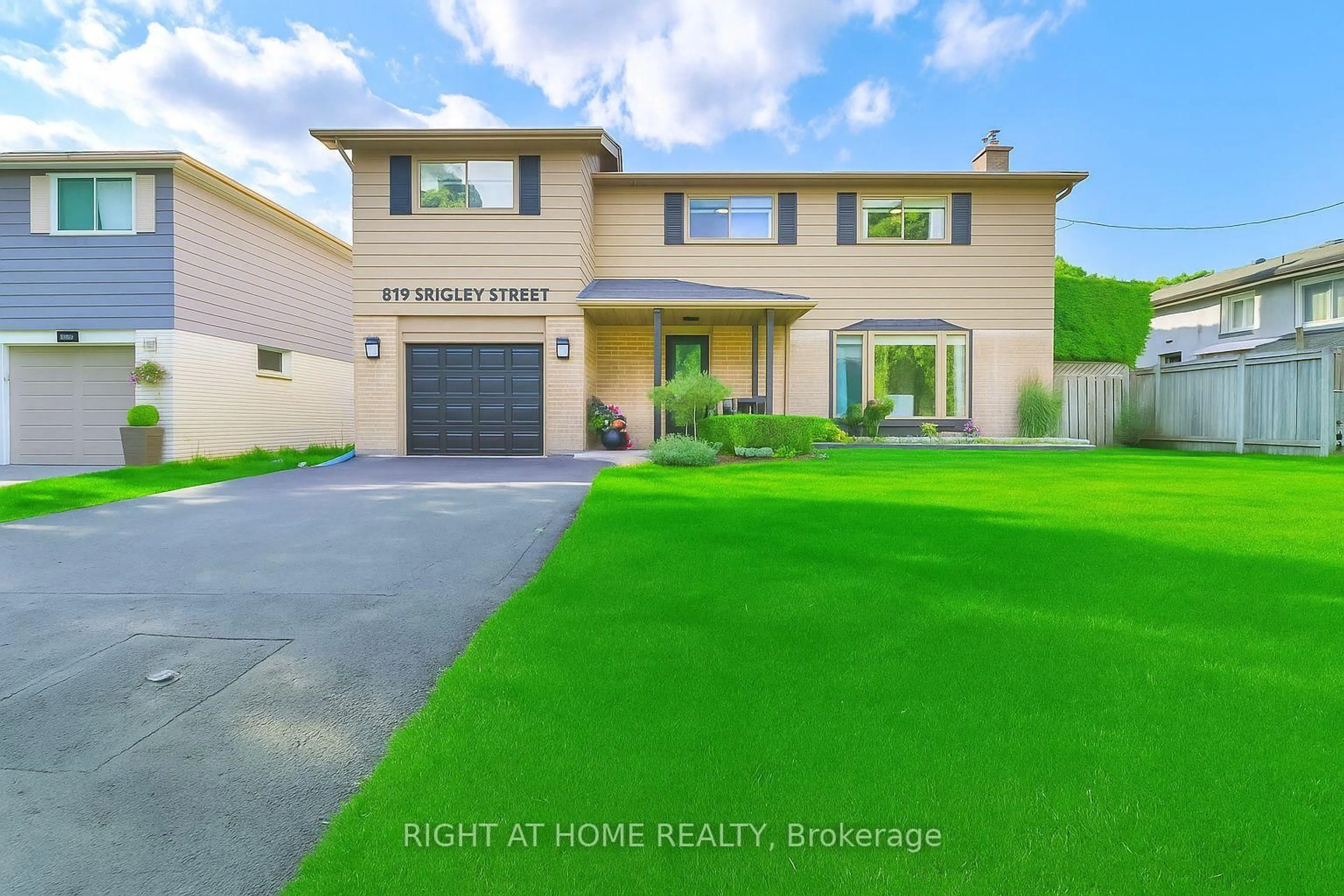 Home with vinyl exterior material, street for 819 Srigley St, Newmarket Ontario L3Y 1X9