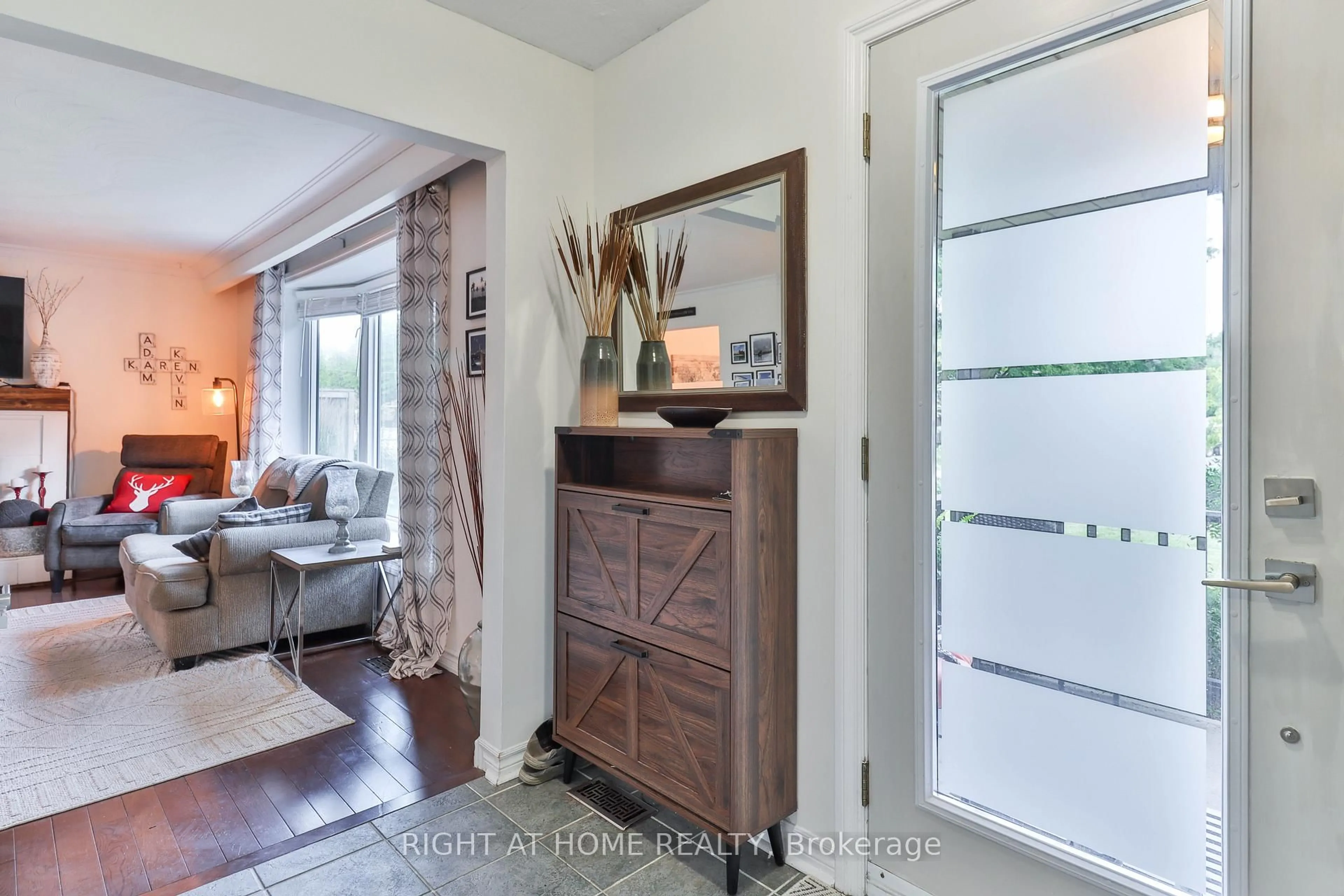 Indoor entryway for 819 Srigley St, Newmarket Ontario L3Y 1X9