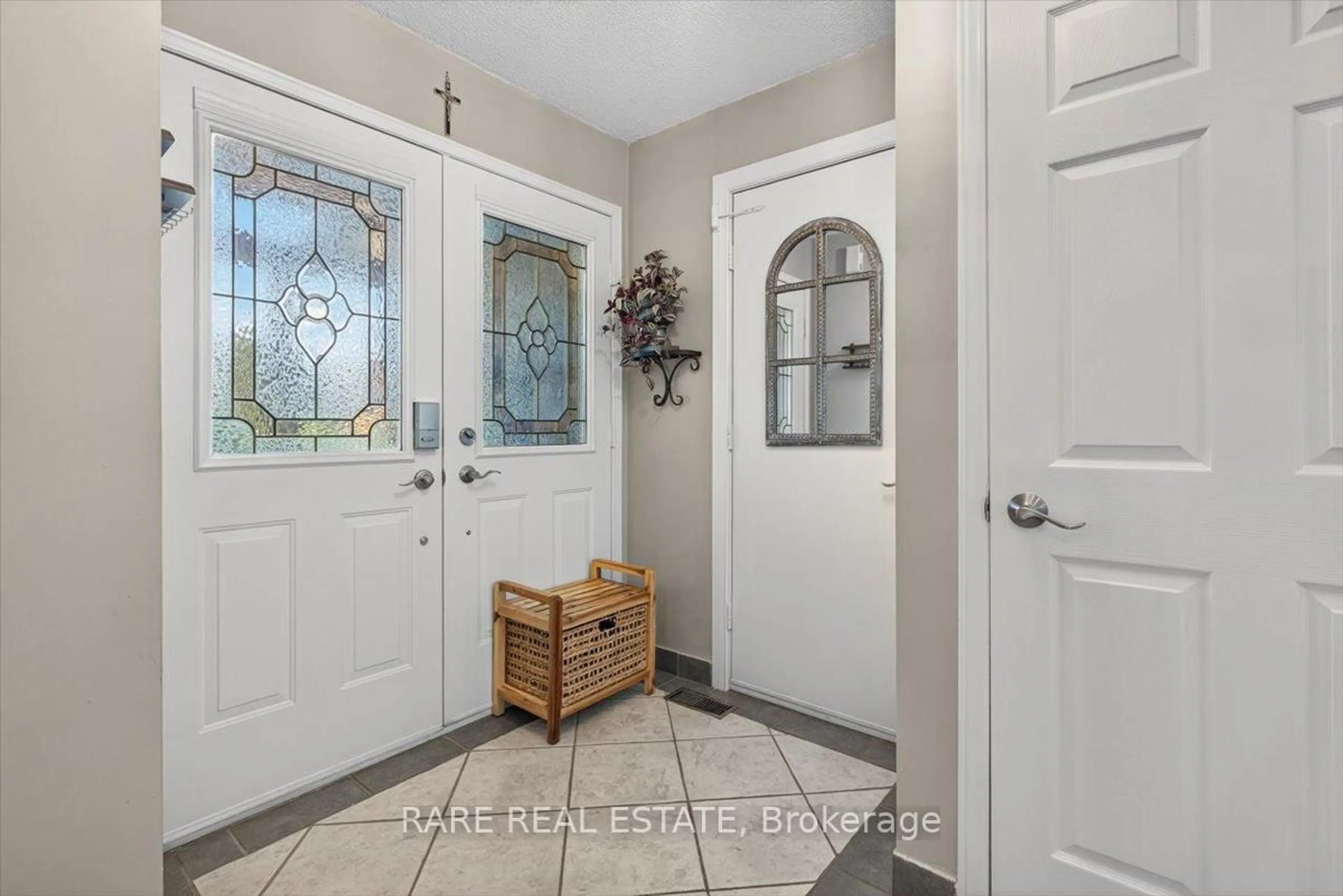 Indoor entryway for 22 Julie St, Essa Ontario L0M 1B3