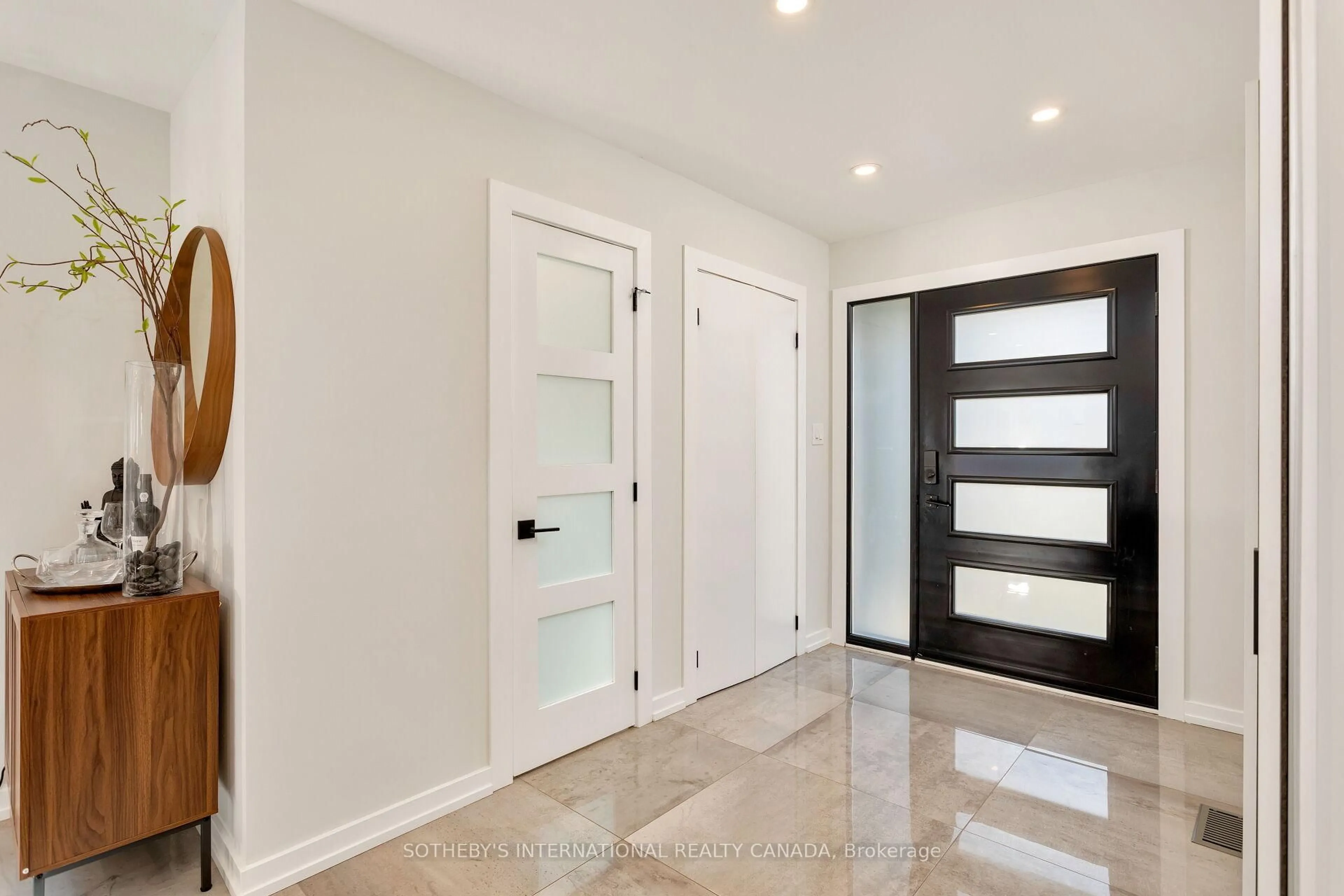 Indoor entryway for 173 South Belair Dr, Vaughan Ontario L4H 2N5