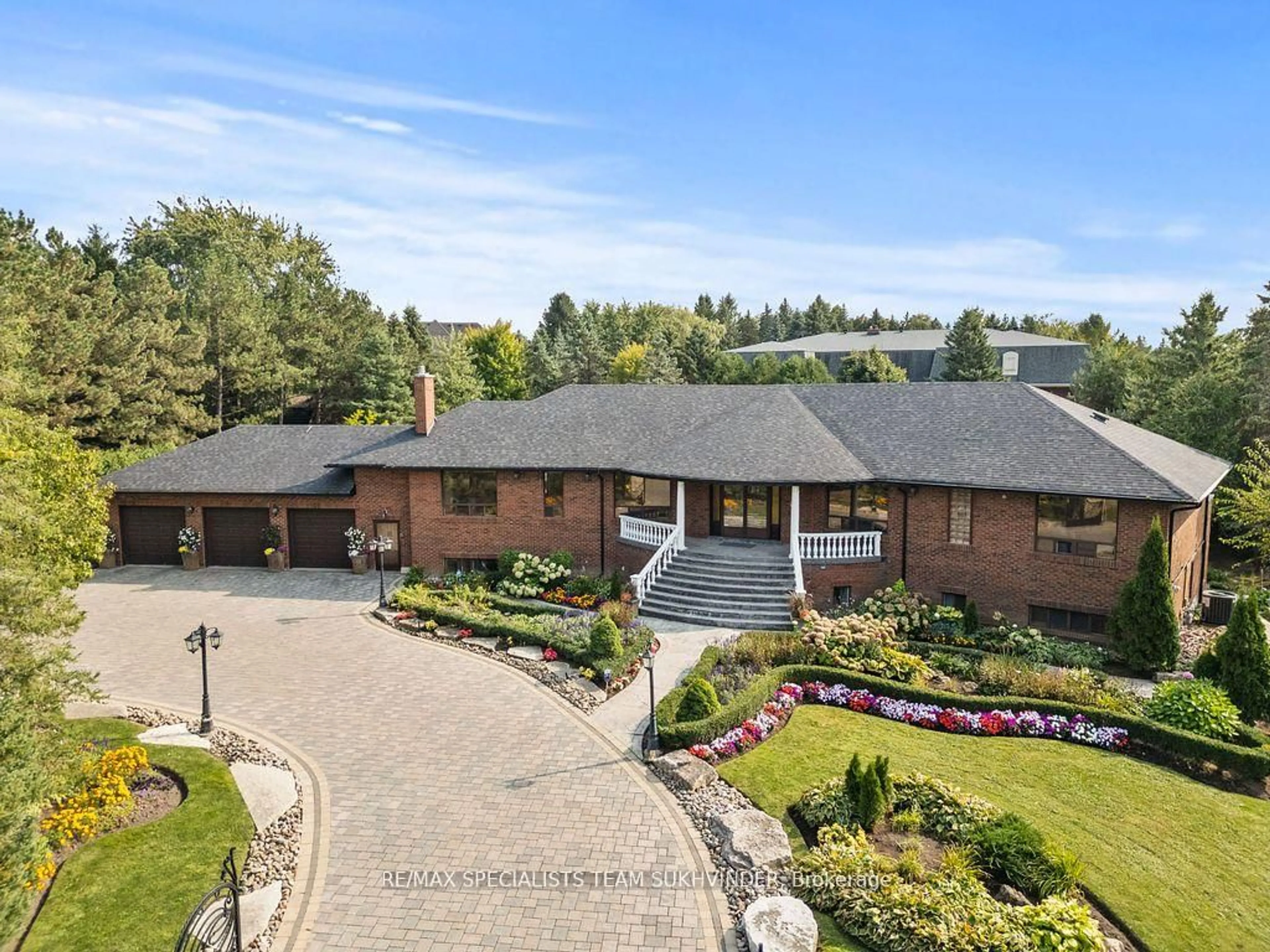 A pic from outside/outdoor area/front of a property/back of a property/a pic from drone, unknown for 109 Collard Dr, King Ontario L7B 1E4