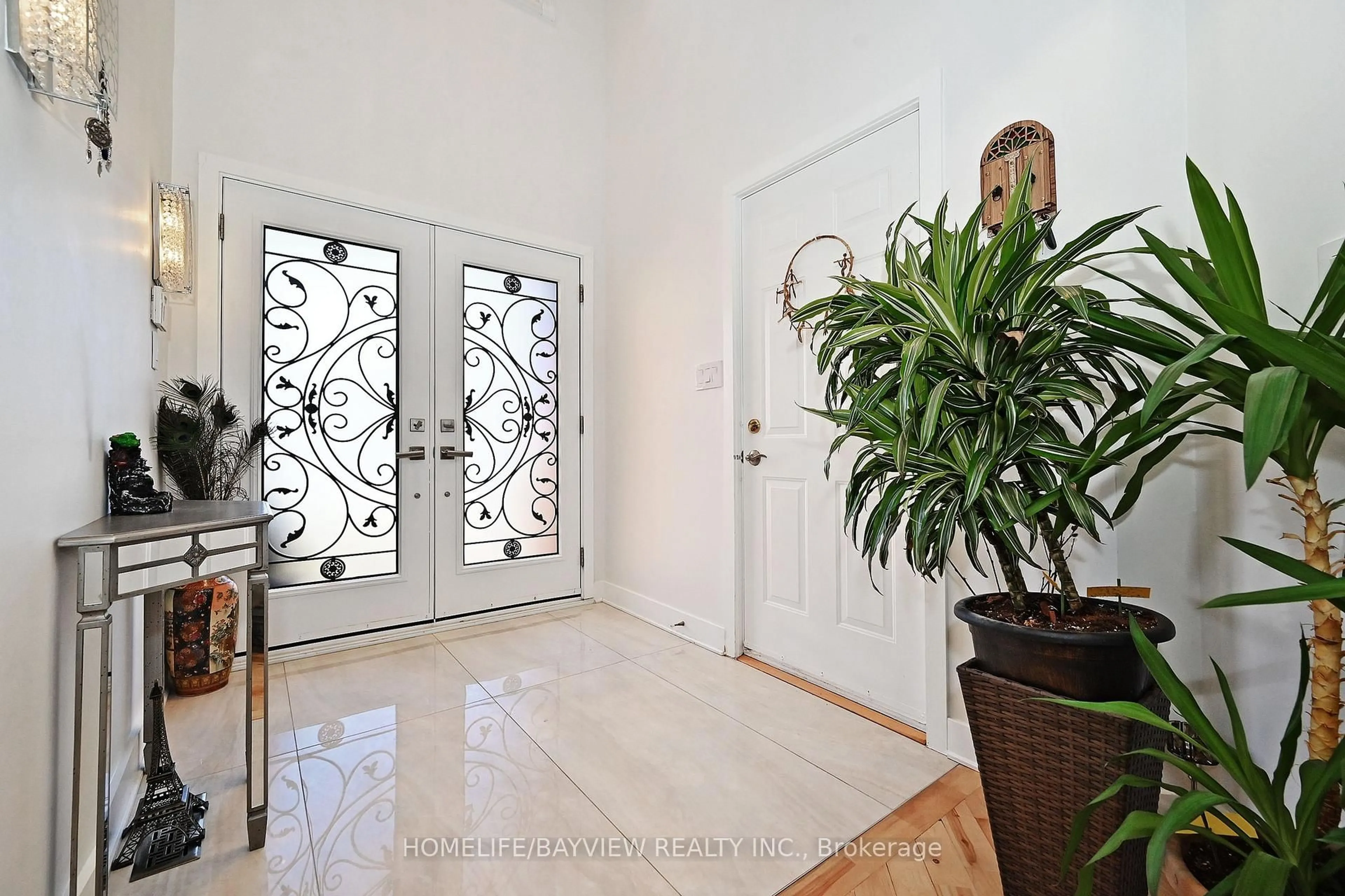 Indoor entryway for 26 Sandfield Dr, Aurora Ontario L4G 6R7