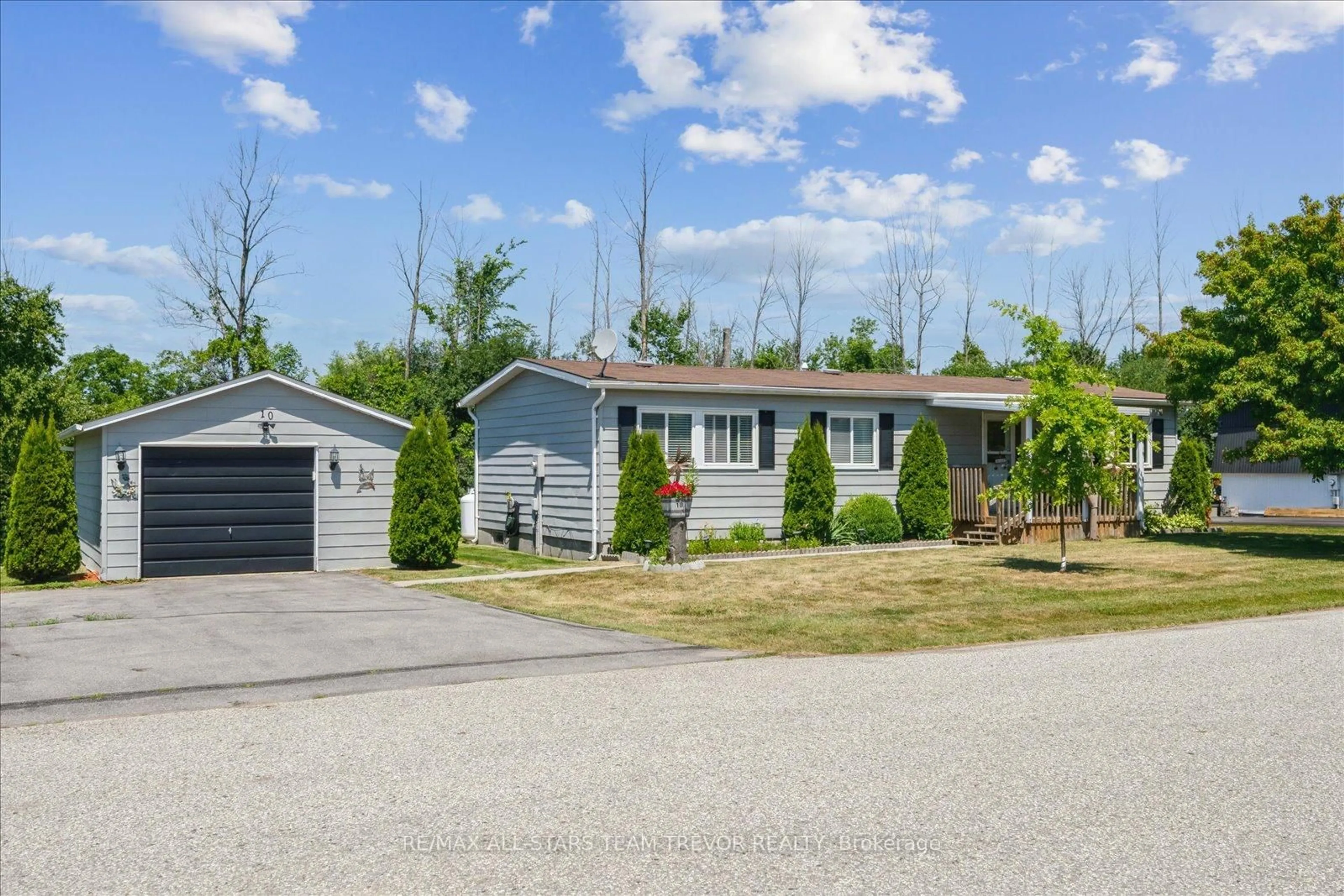 Unknown for 10 Hummingbird Circ, Georgina Ontario L0E 1R0
