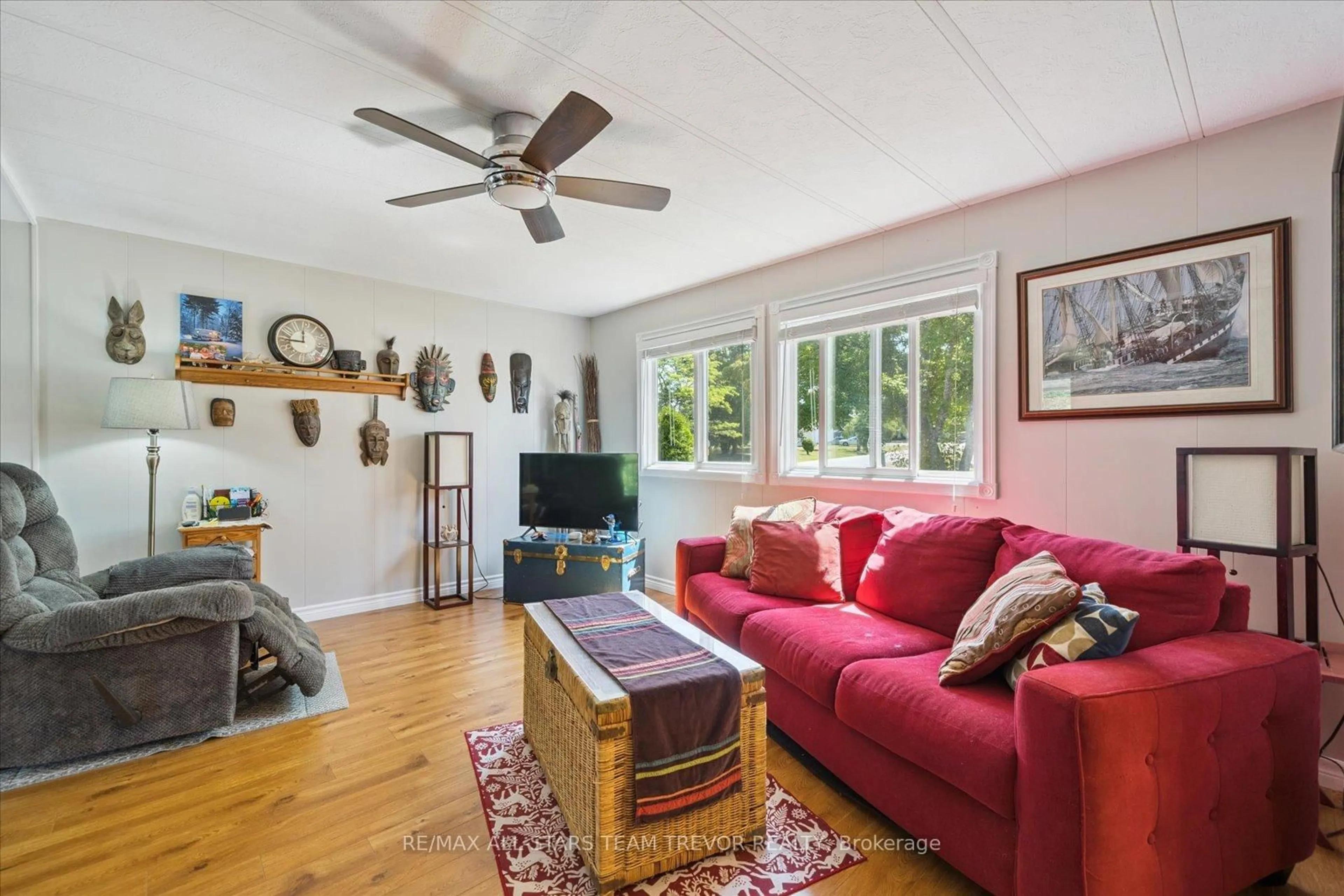 Living room with furniture, unknown for 10 Hummingbird Circ, Georgina Ontario L0E 1R0