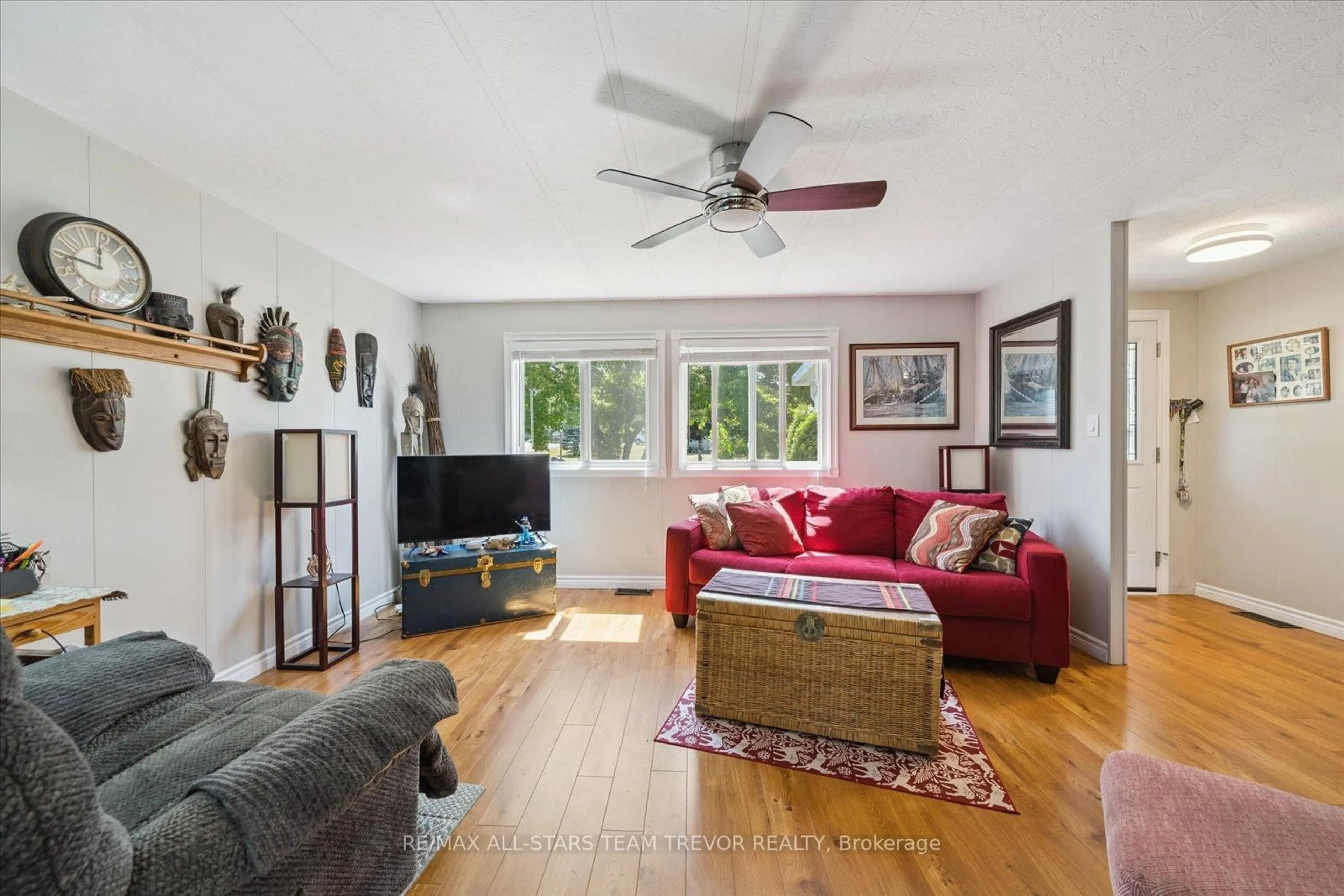 Living room with furniture, unknown for 10 Hummingbird Circ, Georgina Ontario L0E 1R0
