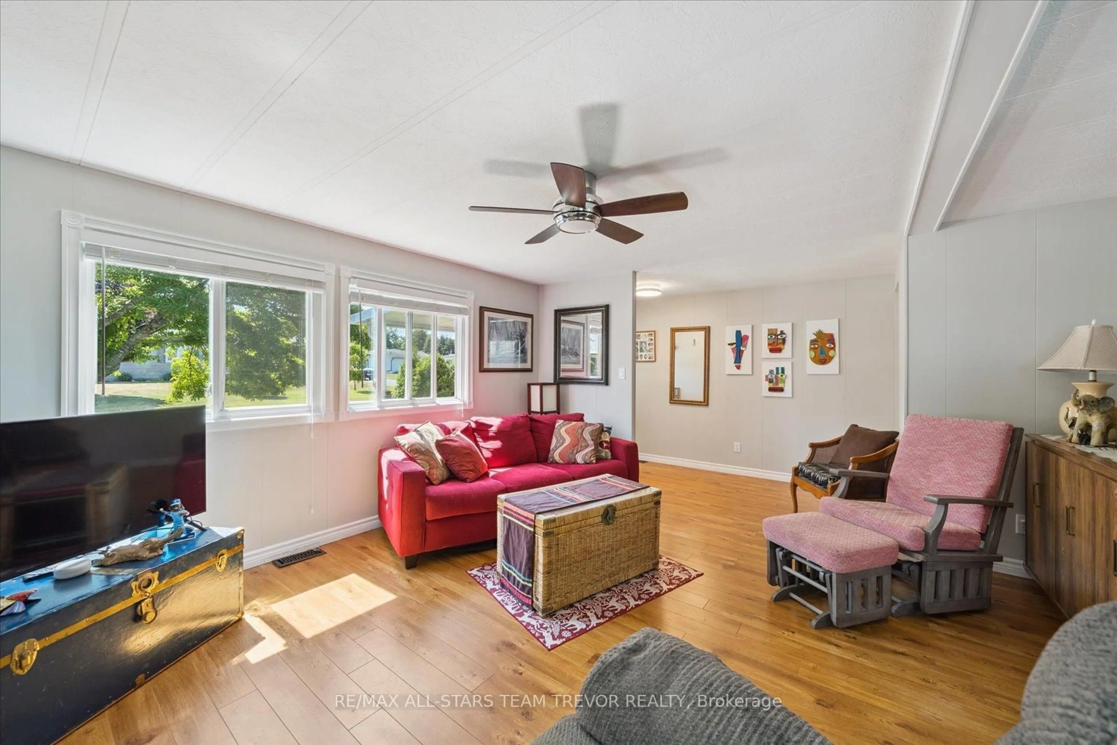Living room with furniture, unknown for 10 Hummingbird Circ, Georgina Ontario L0E 1R0