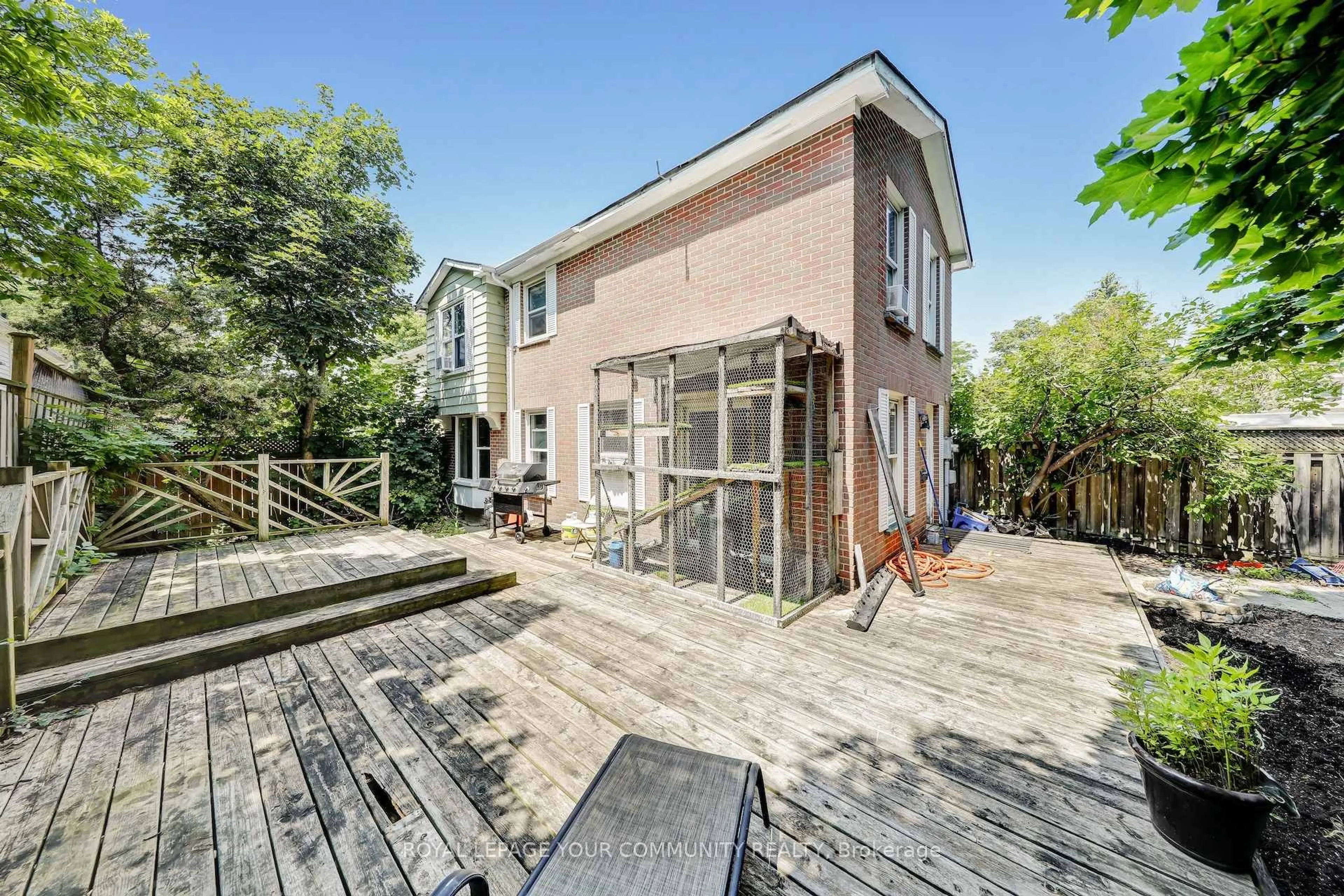 A pic from outside/outdoor area/front of a property/back of a property/a pic from drone, building for 63 SPRINGHEAD Gdns, Richmond Hill Ontario L4C 5C2
