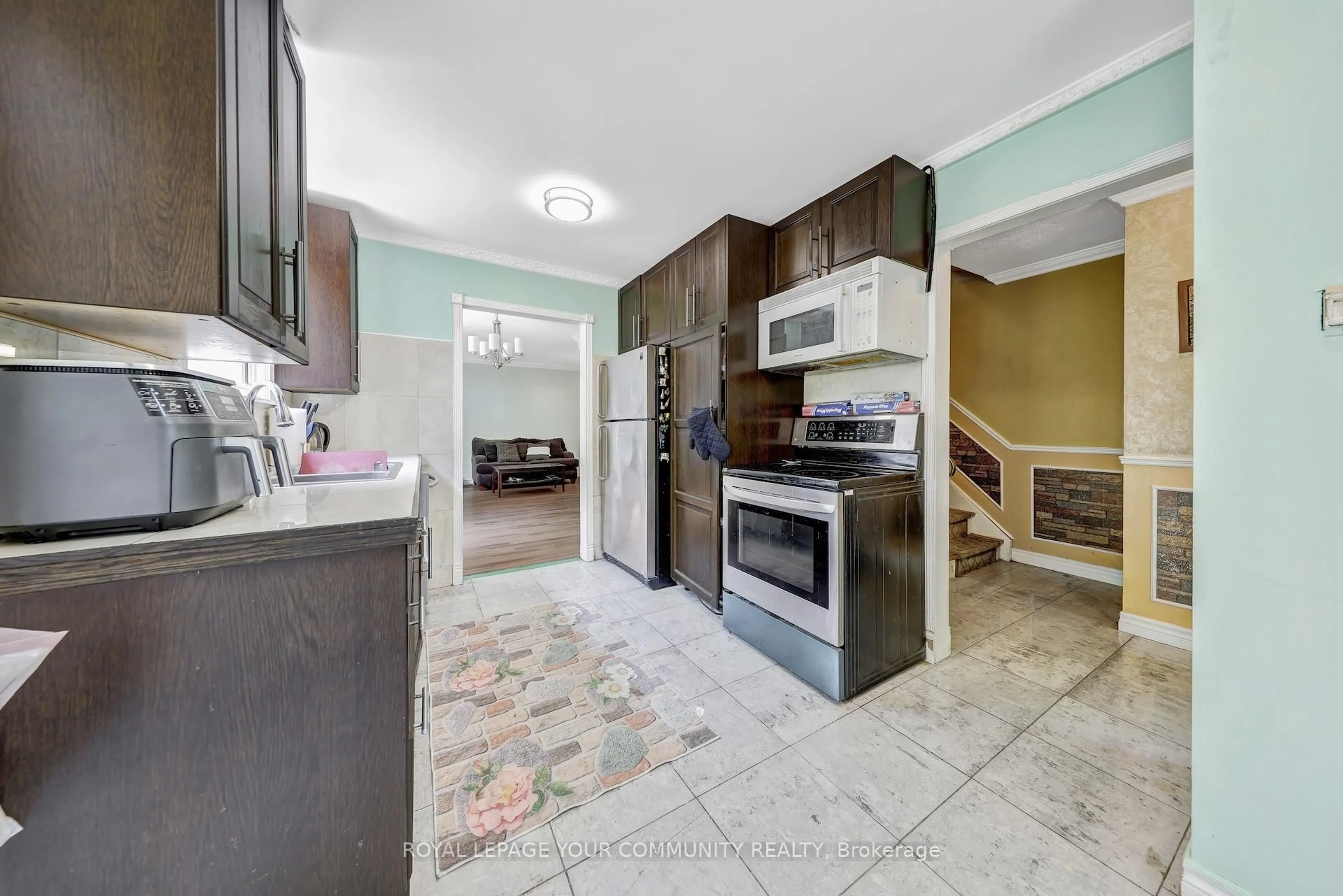 Open concept kitchen, ceramic/tile floor for 63 SPRINGHEAD Gdns, Richmond Hill Ontario L4C 5C2