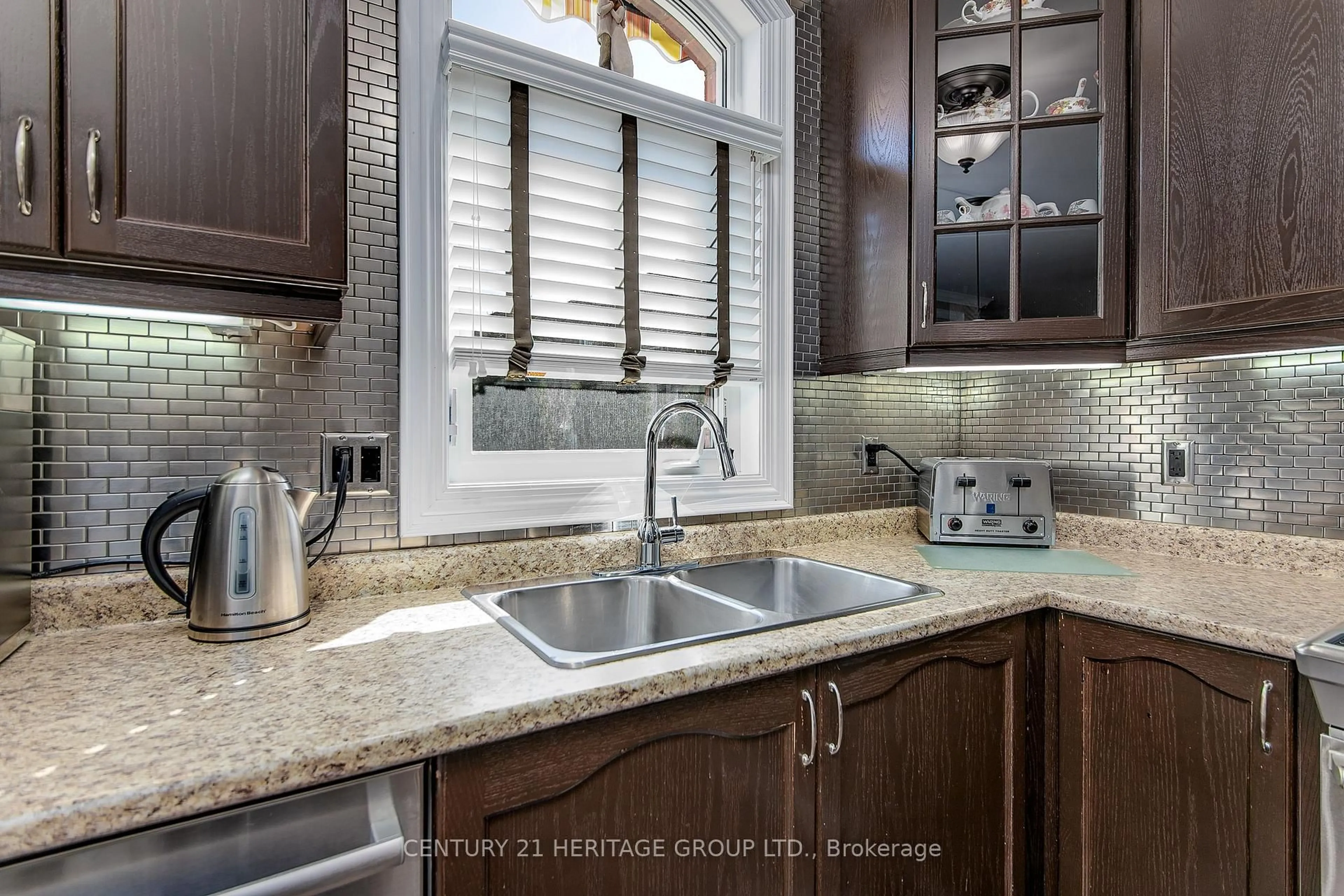 Contemporary kitchen, ceramic/tile floor for 205 8 Ave, New Tecumseth Ontario L9R 0H7