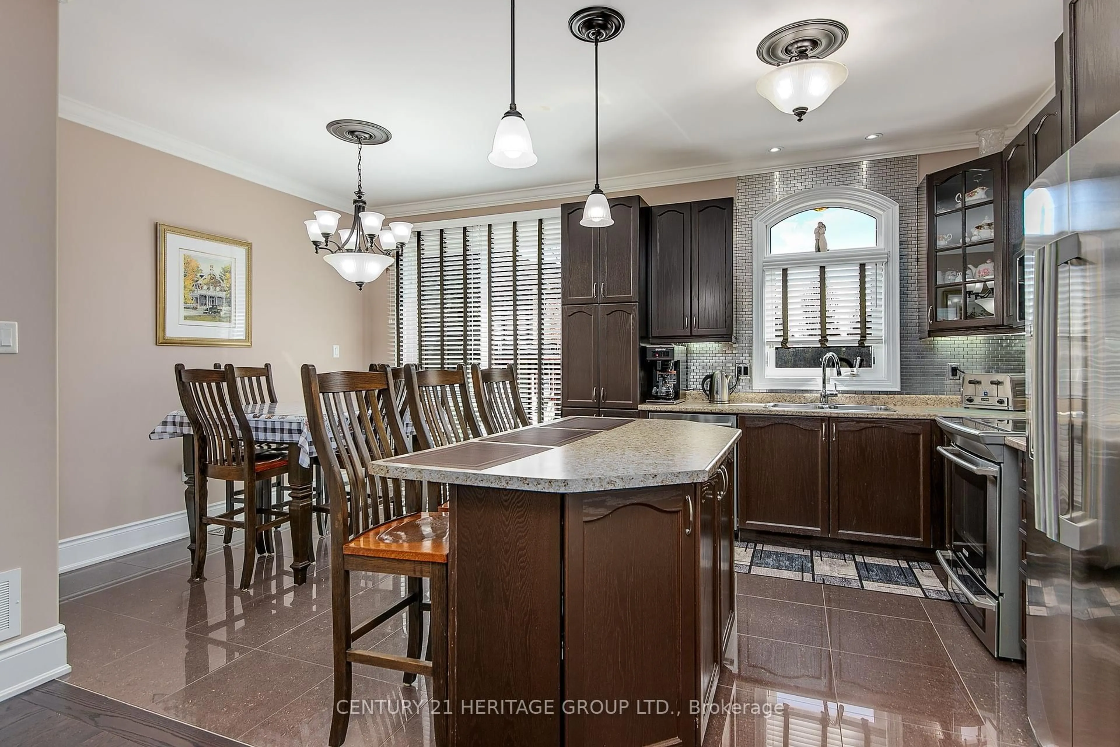 Open concept kitchen, ceramic/tile floor for 205 8 Ave, New Tecumseth Ontario L9R 0H7