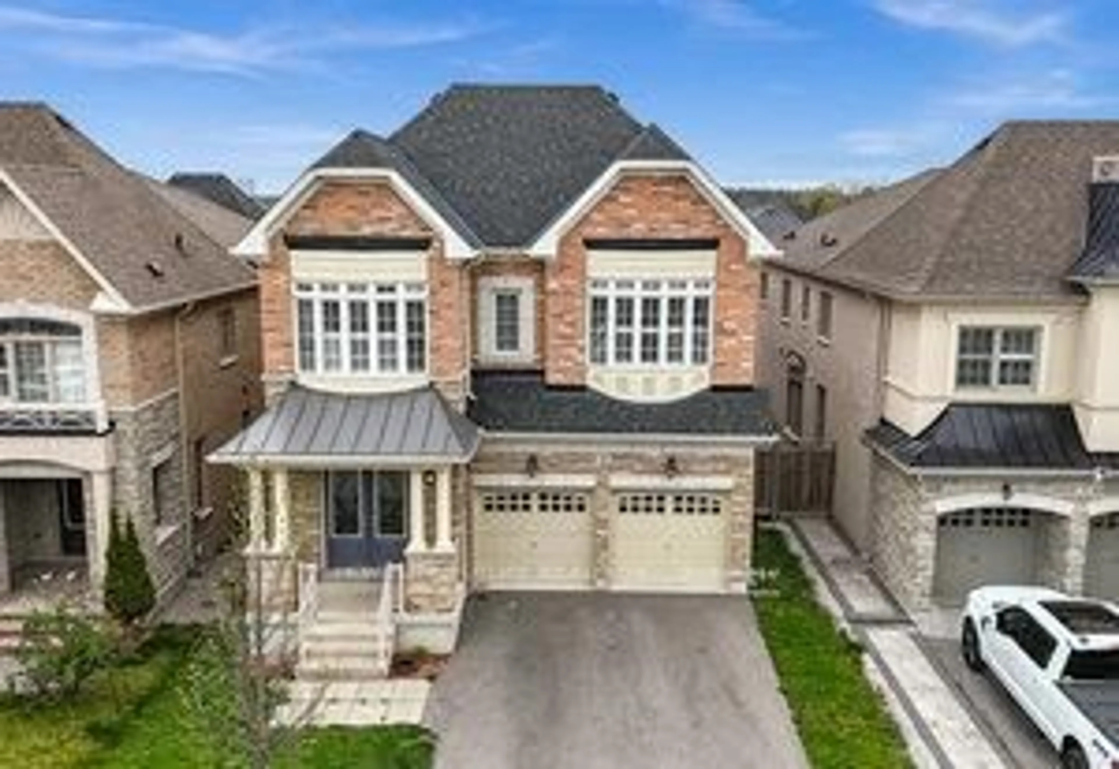 A pic from outside/outdoor area/front of a property/back of a property/a pic from drone, street for 19 Madoc Pl, Vaughan Ontario L4L 1A6