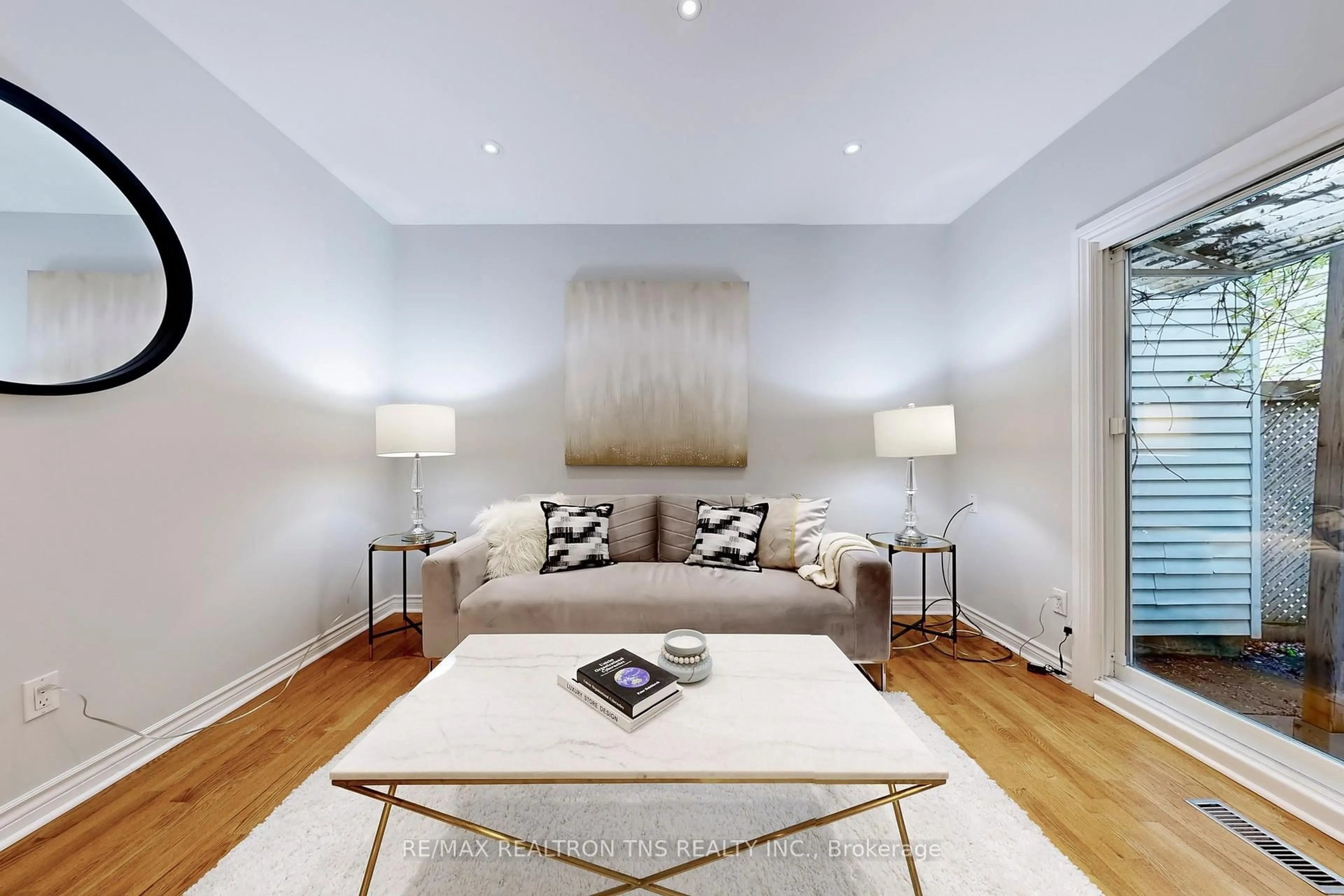 Living room with furniture, unknown for 60 Springhead Gdns, Richmond Hill Ontario L4C 5B9