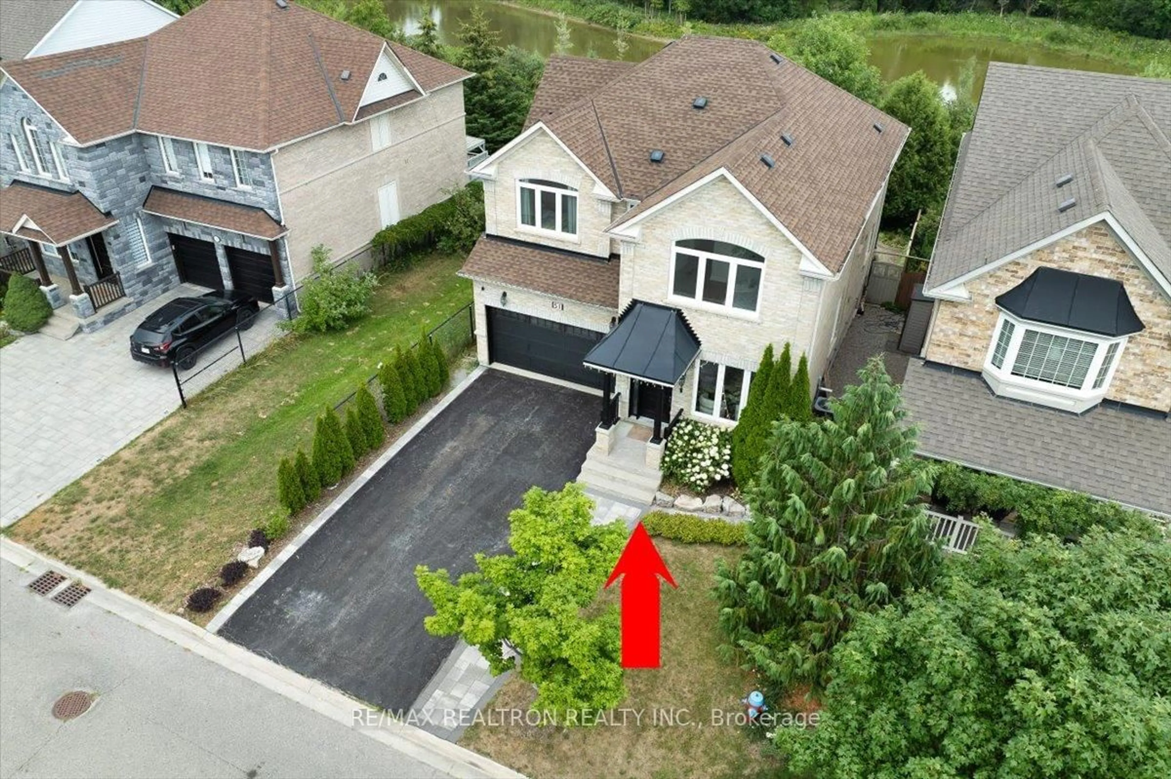 A pic from outside/outdoor area/front of a property/back of a property/a pic from drone, street for 51 Verdi Rd, Richmond Hill Ontario L4E 4P7