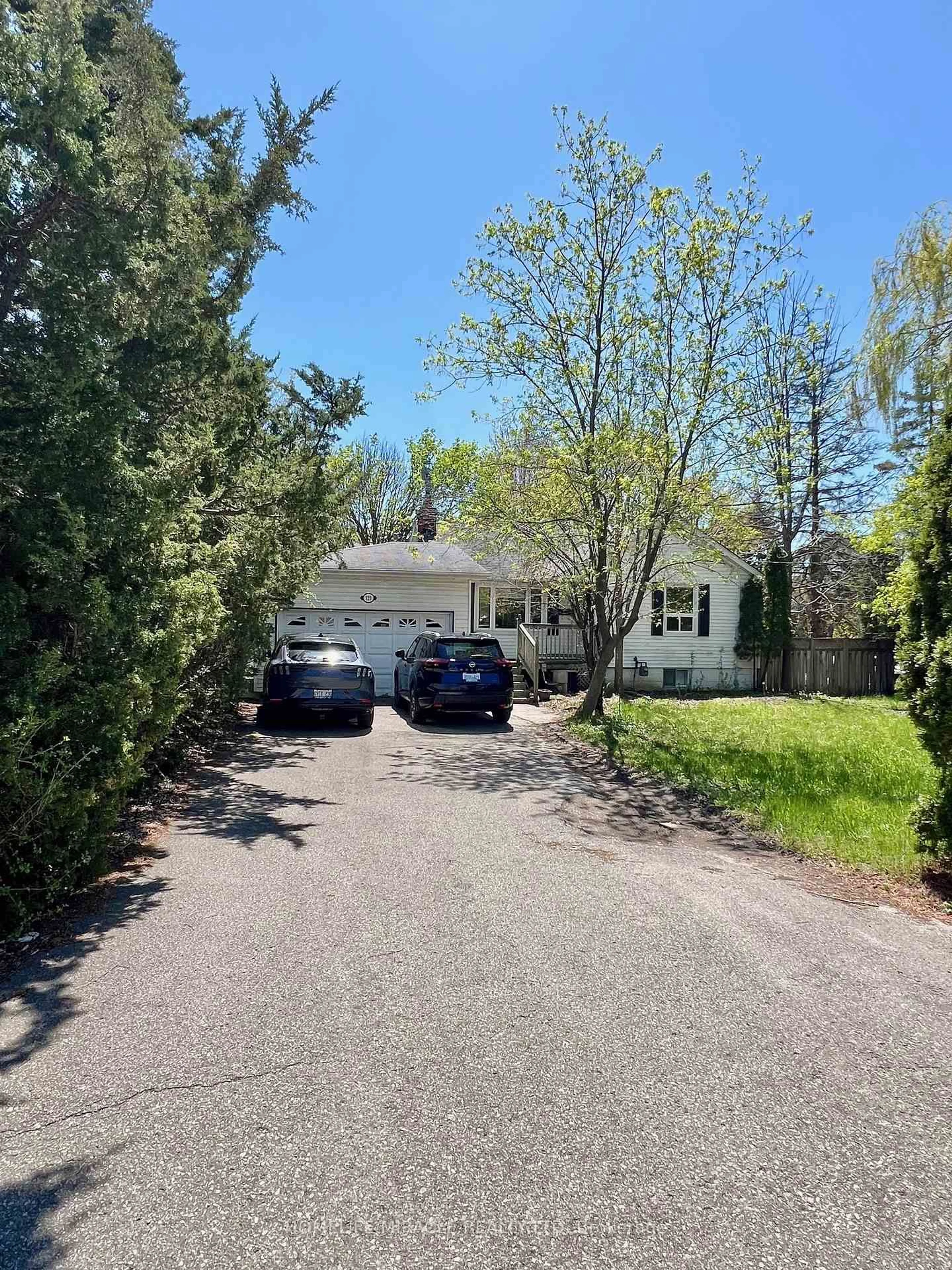 A pic from outside/outdoor area/front of a property/back of a property/a pic from drone, street for 121 May Ave, Richmond Hill Ontario L4C 3S7