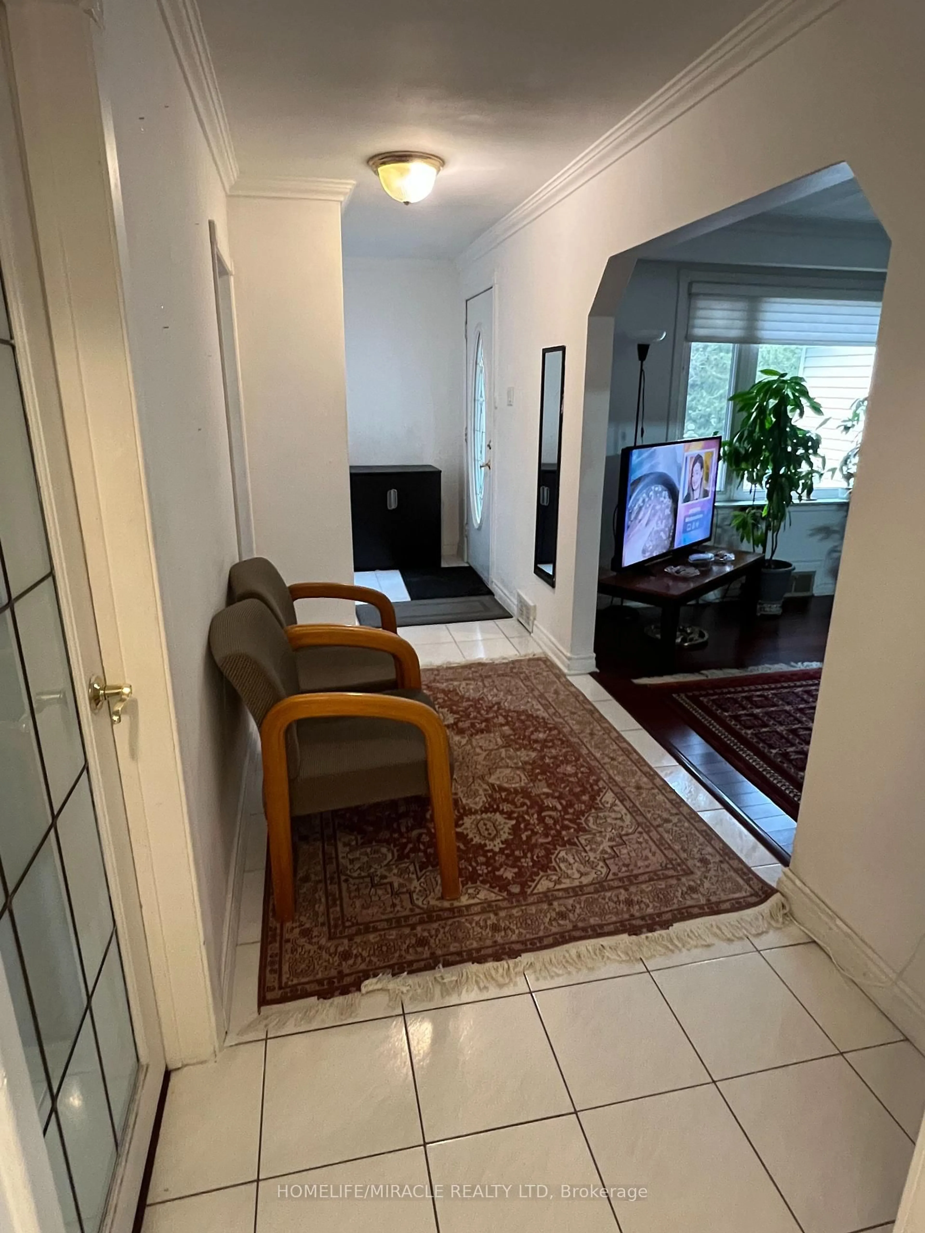 Indoor entryway for 121 May Ave, Richmond Hill Ontario L4C 3S7
