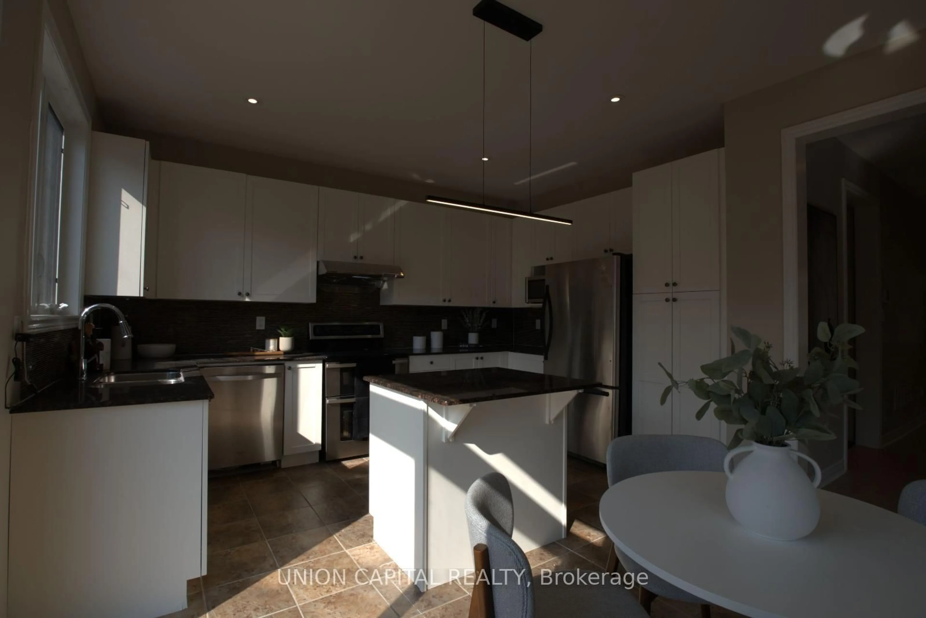 Contemporary kitchen, unknown for 28 Silkgrove Terr, Markham Ontario L6E 1P7