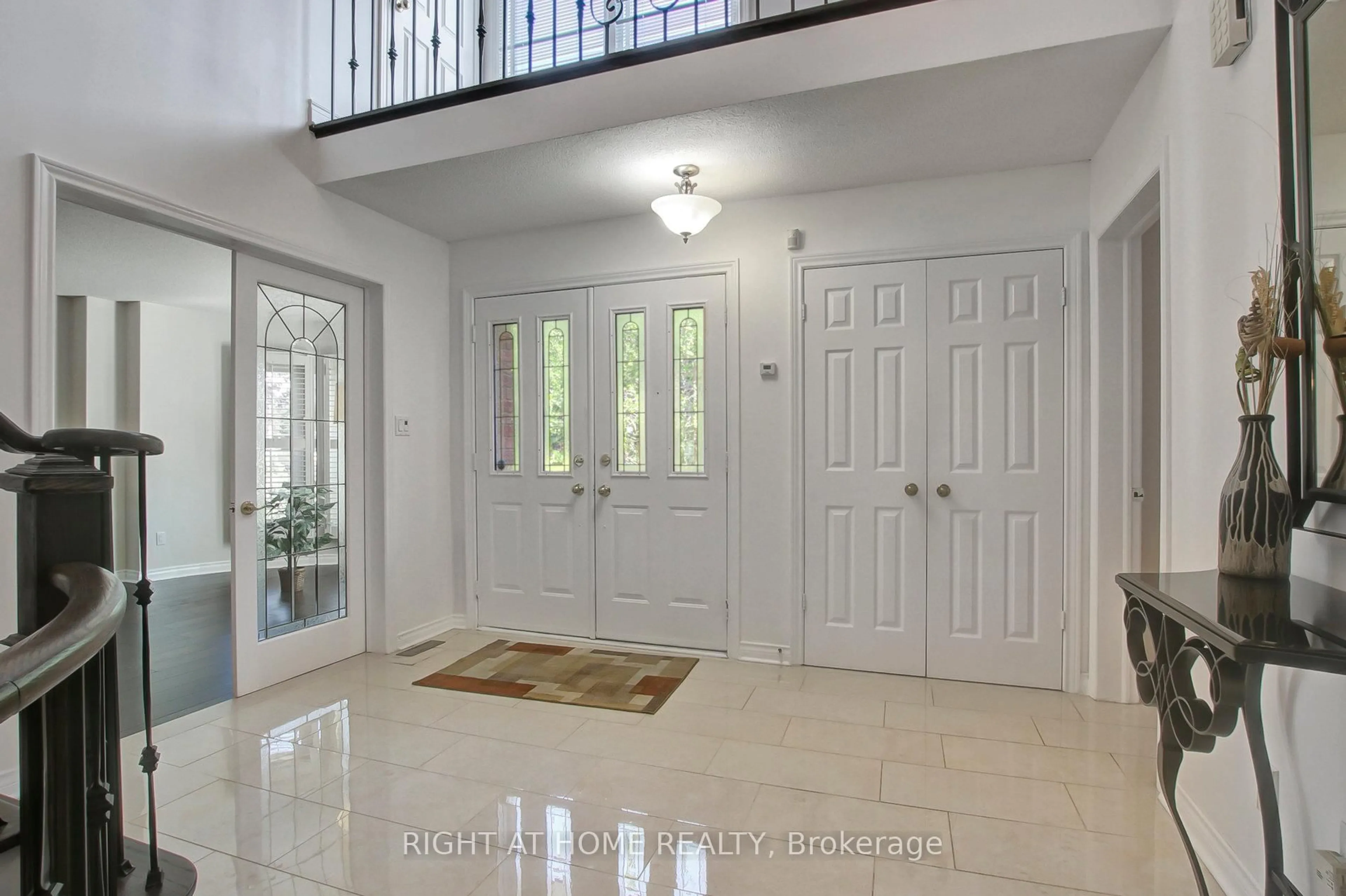 Indoor entryway for 53 Waltham Cres, Richmond Hill Ontario L4B 1Z3