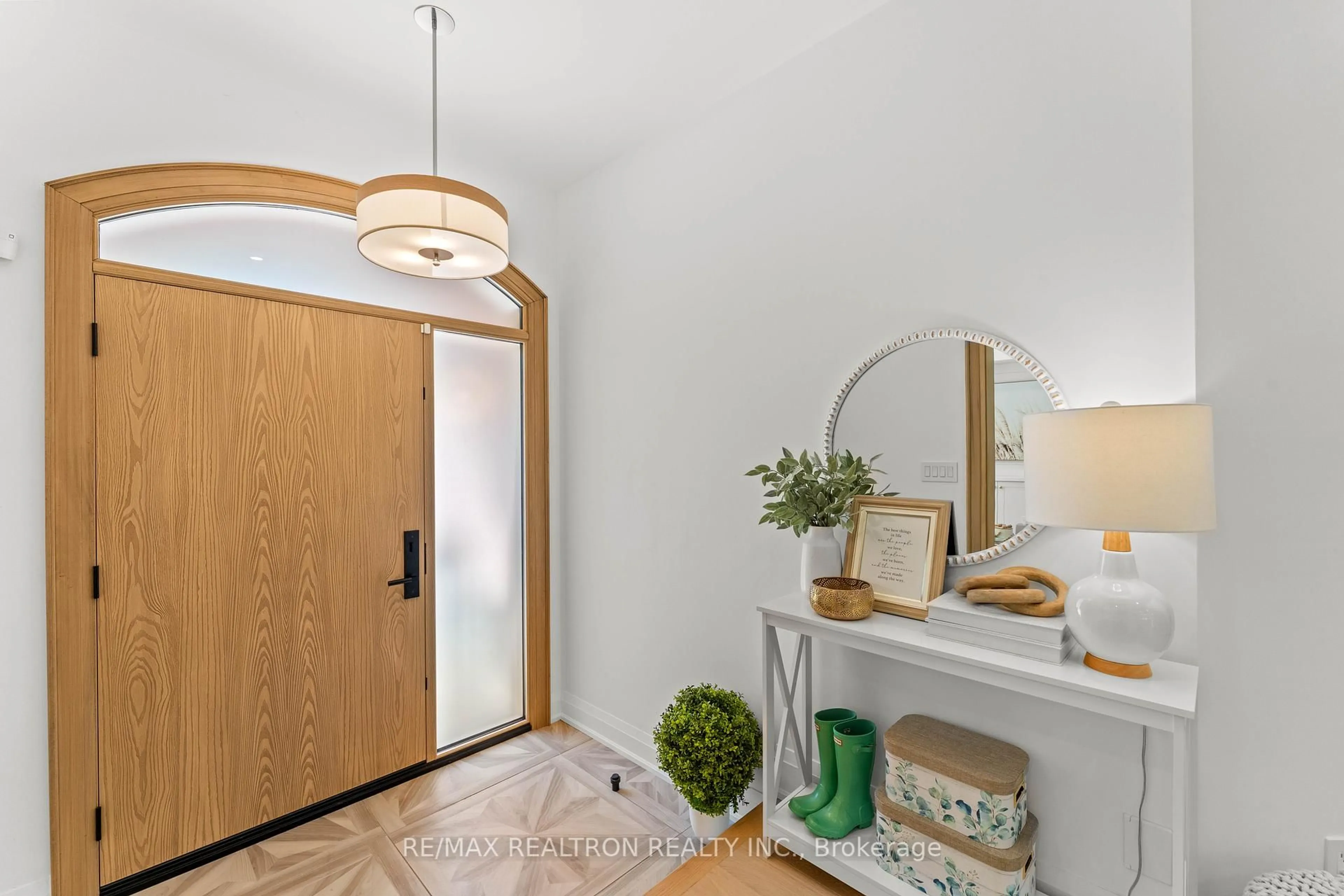 Indoor entryway for 118 Pathlane Rd, Richmond Hill Ontario L4B 4R1