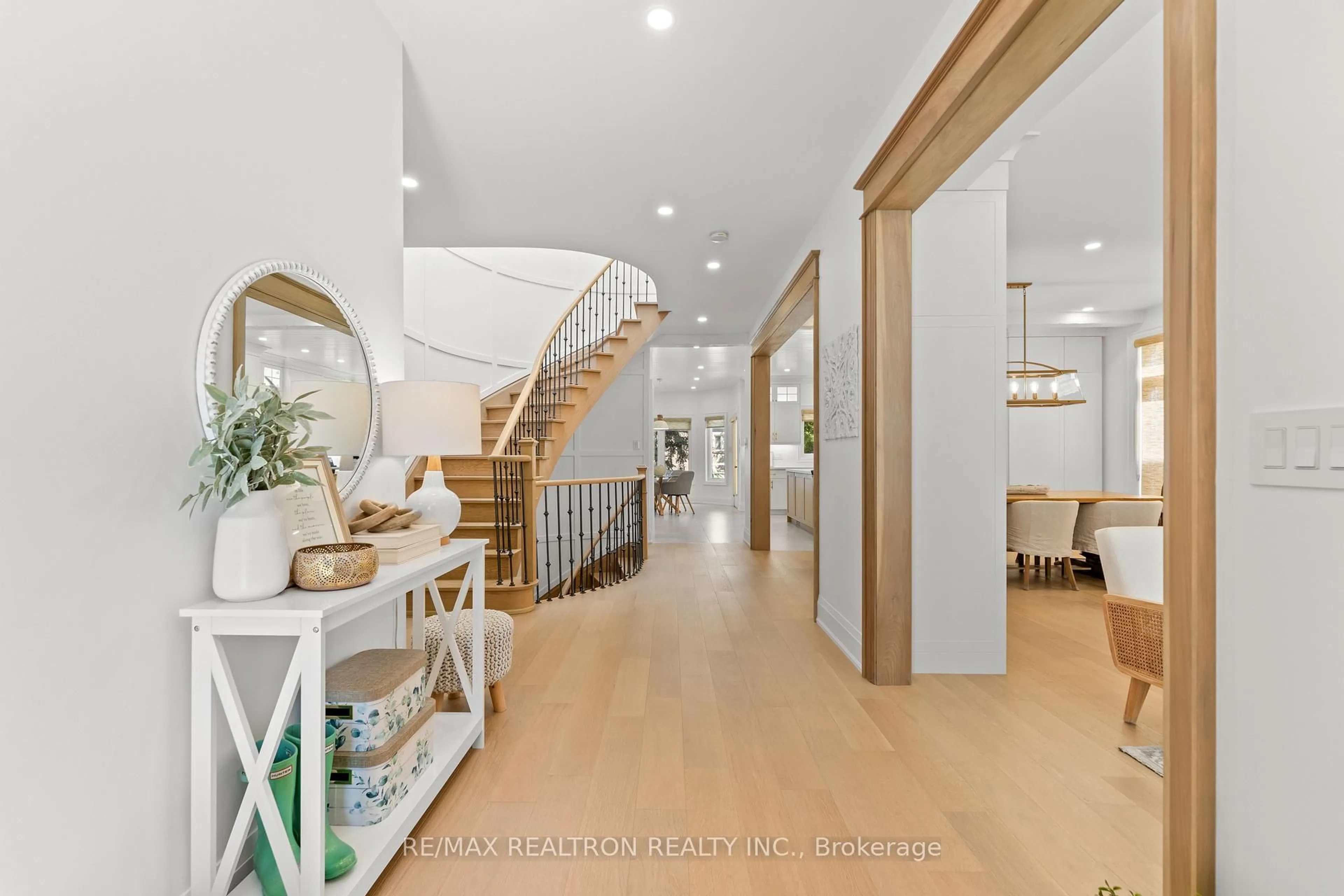 Indoor entryway for 118 Pathlane Rd, Richmond Hill Ontario L4B 4R1
