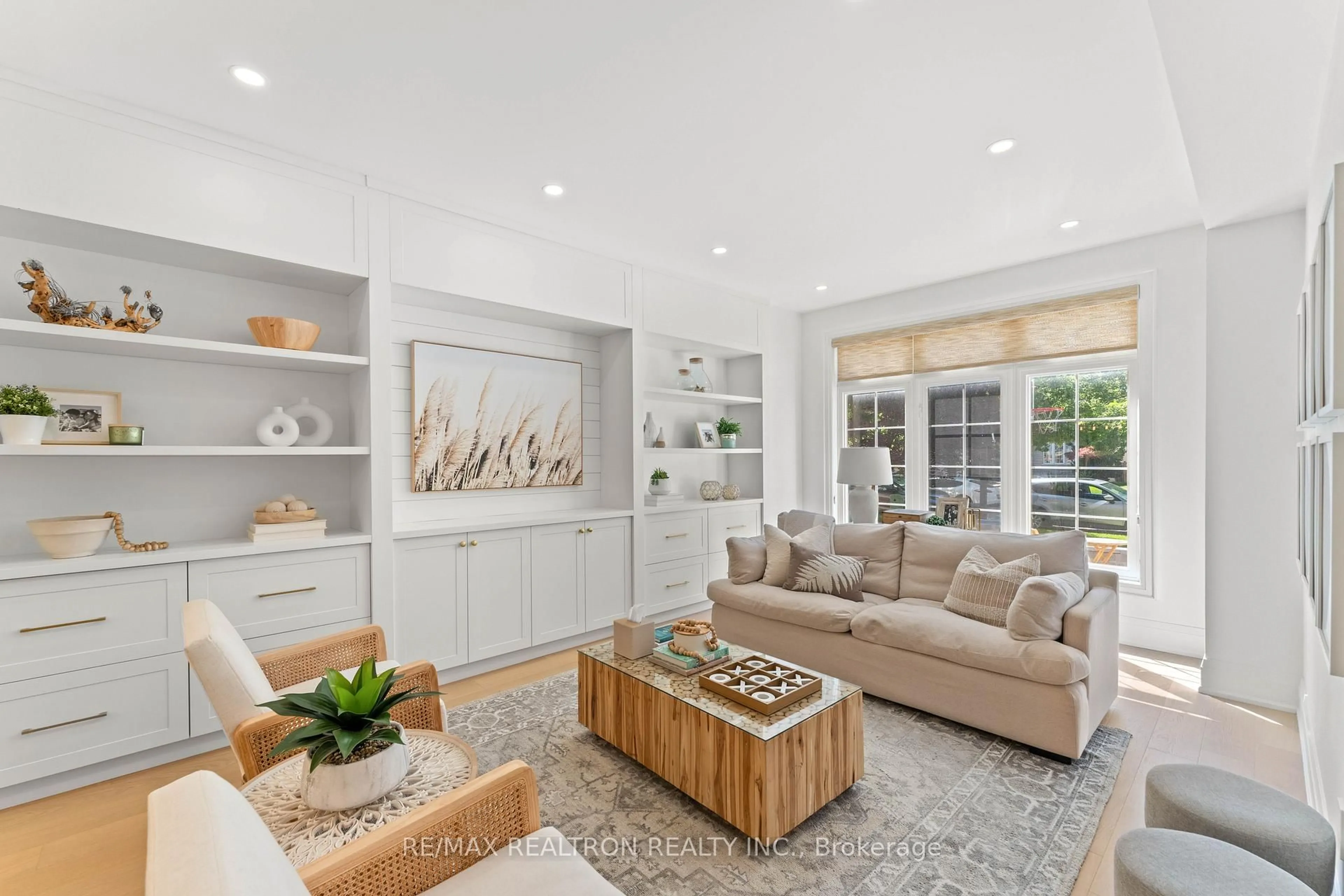 Living room with furniture, unknown for 118 Pathlane Rd, Richmond Hill Ontario L4B 4R1