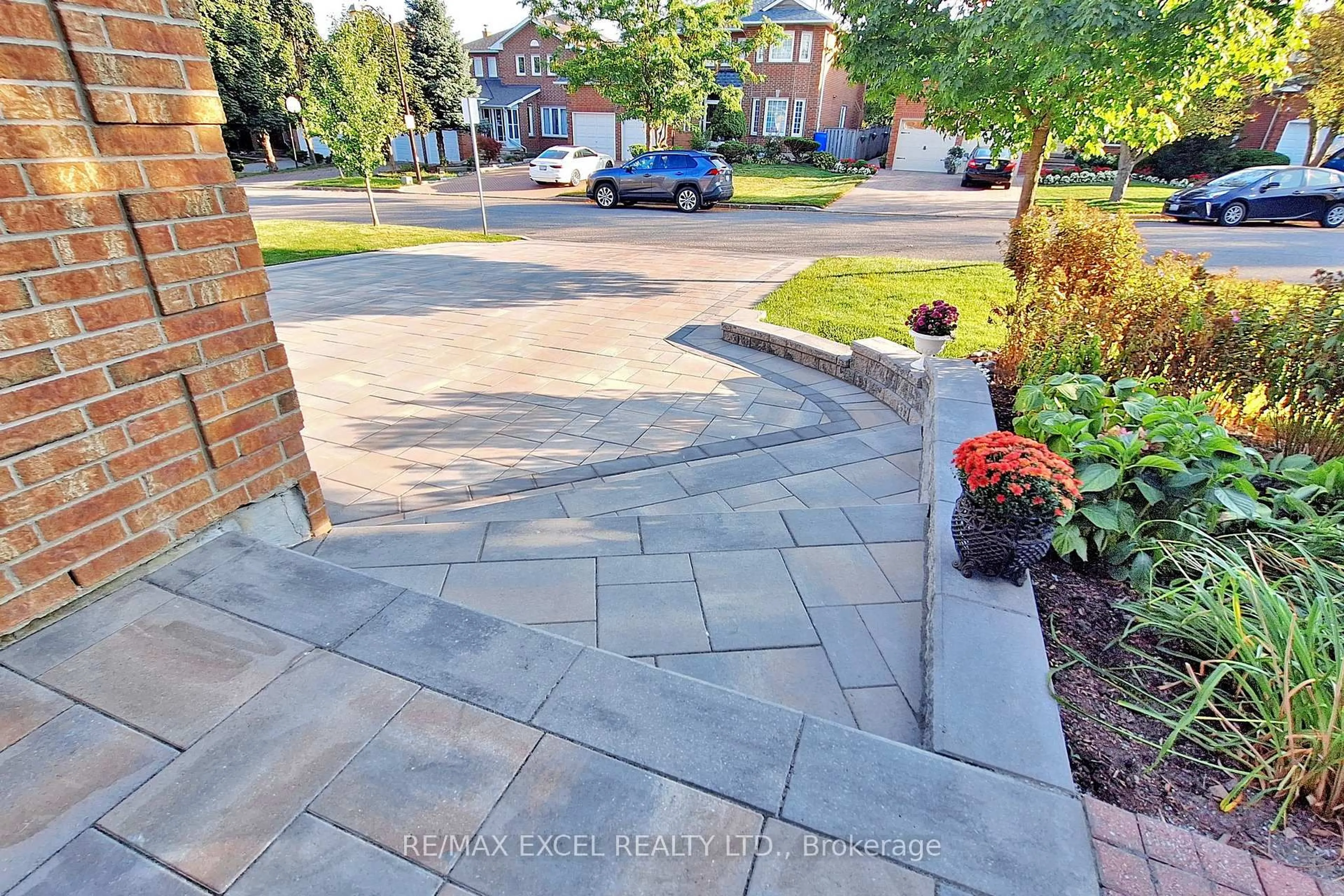 Patio, street for 69 Nadine Cres, Markham Ontario L3R 7Y7
