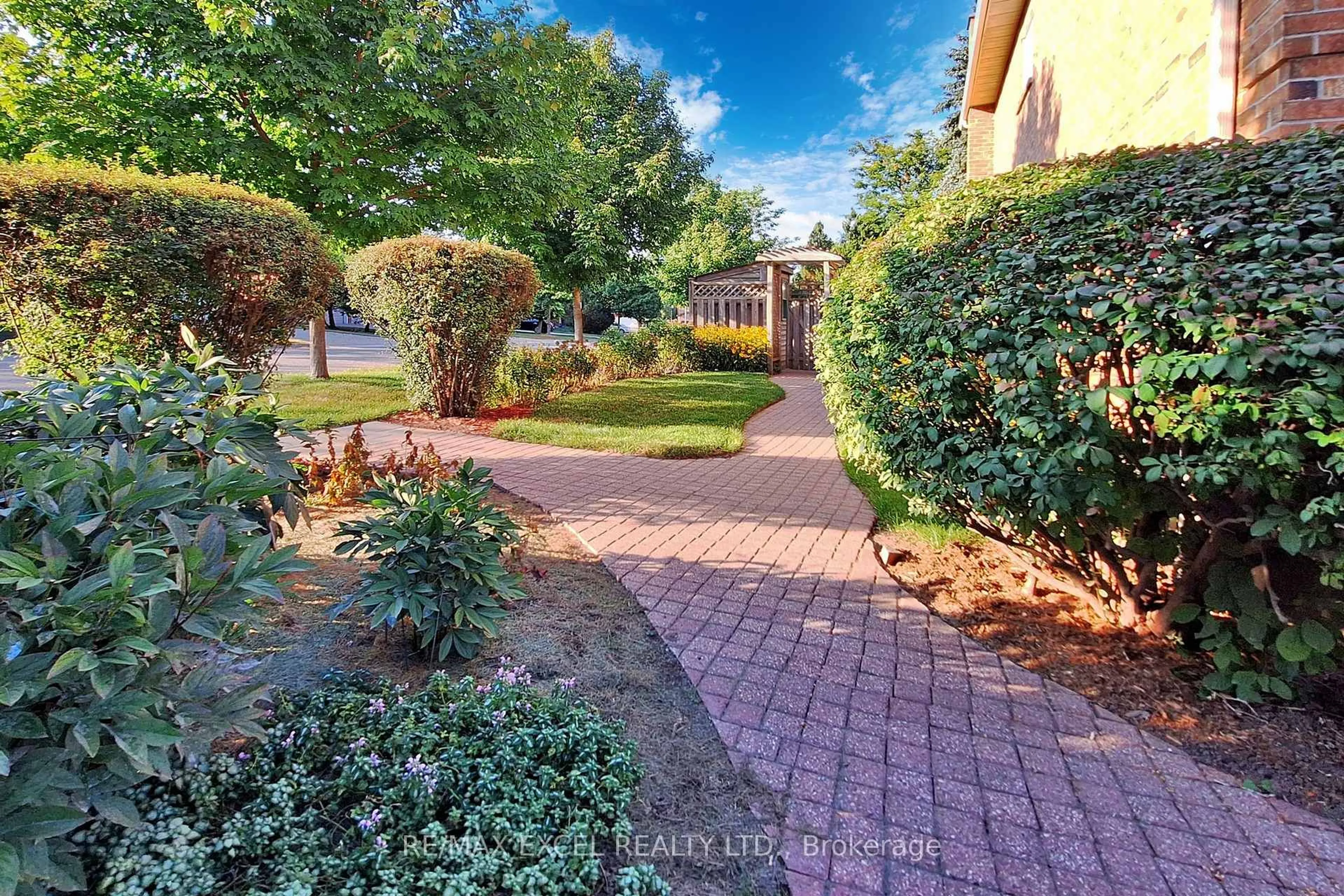 A pic from outside/outdoor area/front of a property/back of a property/a pic from drone, street for 69 Nadine Cres, Markham Ontario L3R 7Y7