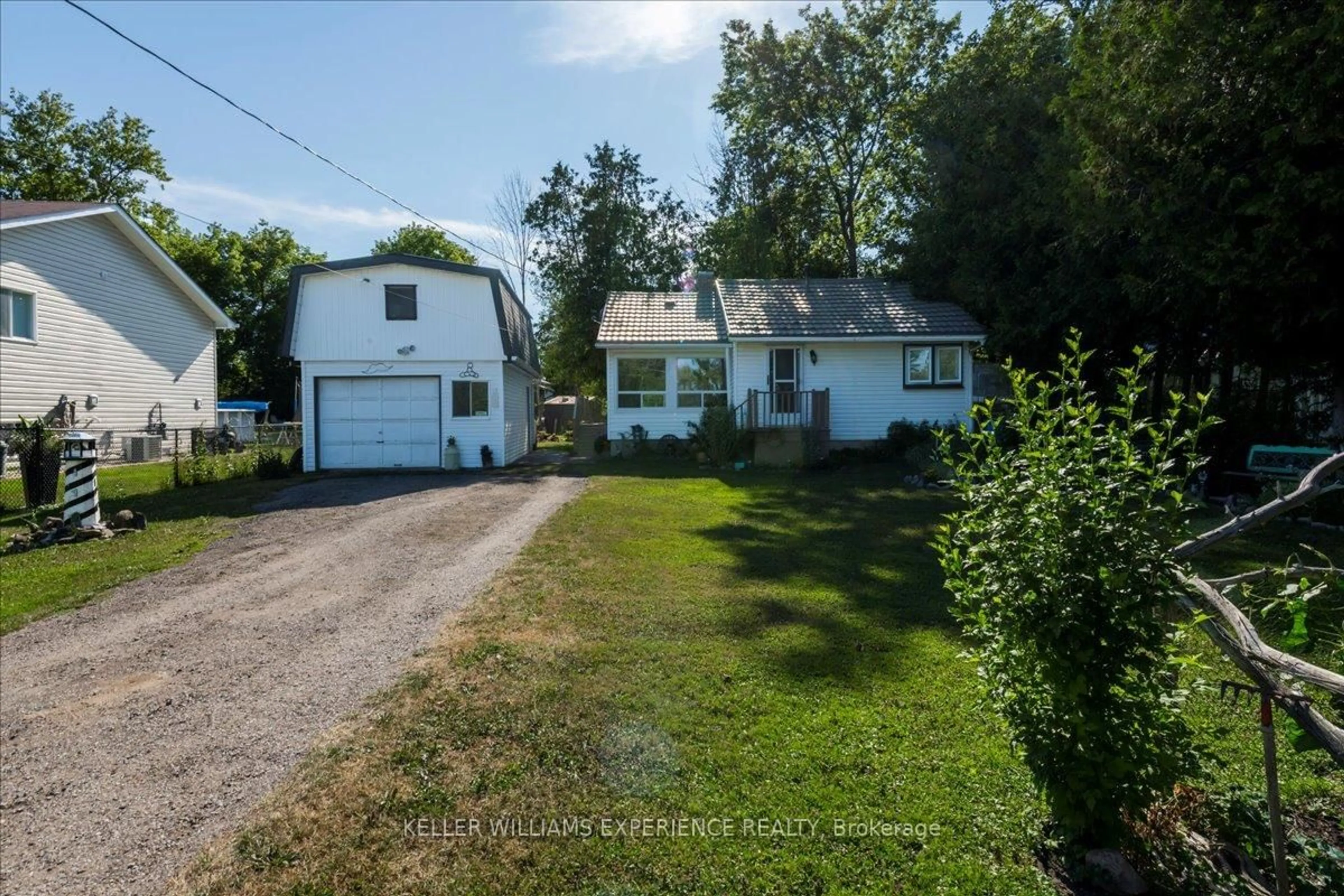 A pic from outside/outdoor area/front of a property/back of a property/a pic from drone, street for 930 Gilmore Ave, Innisfil Ontario L0L 1W0