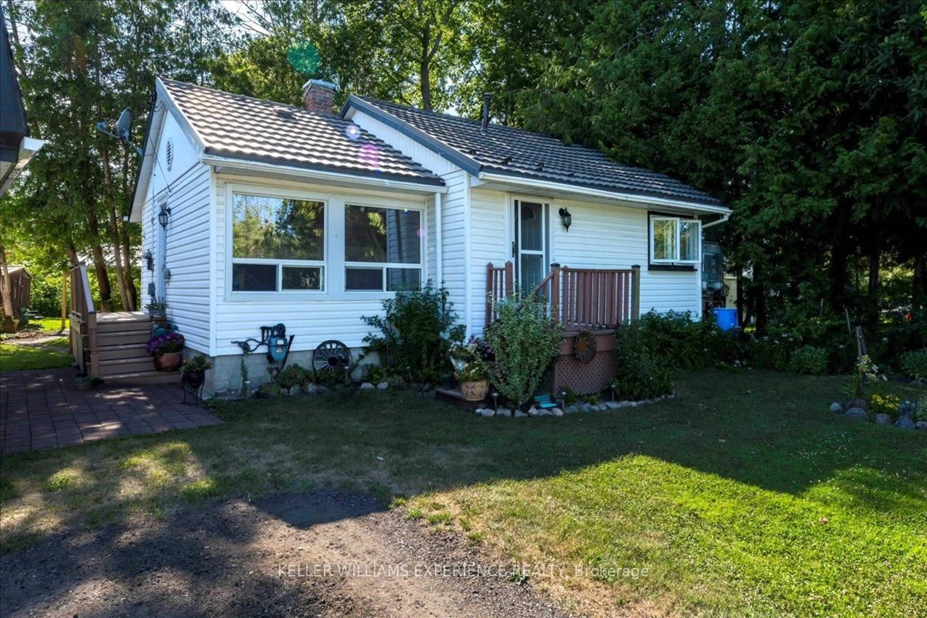 A pic from outside/outdoor area/front of a property/back of a property/a pic from drone, street for 930 Gilmore Ave, Innisfil Ontario L0L 1W0