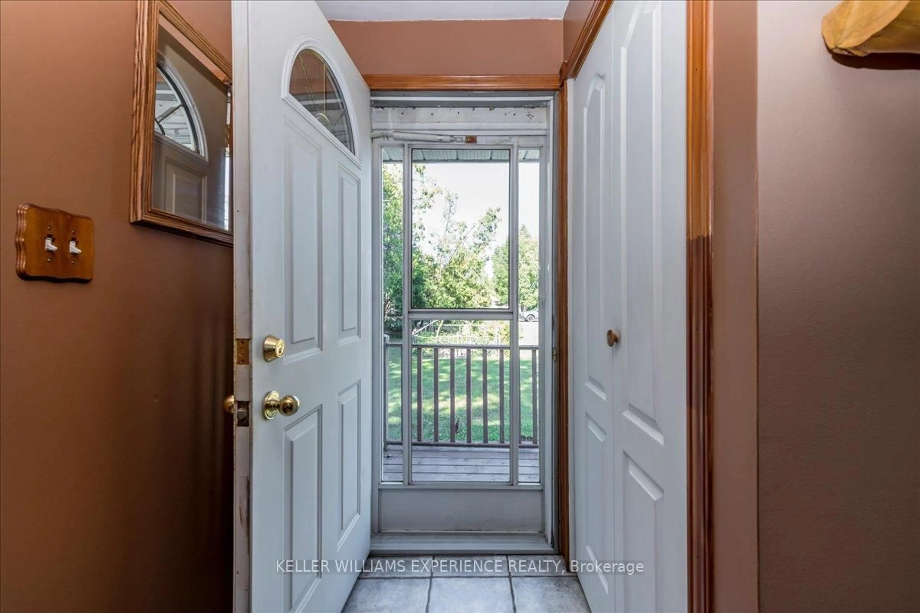 Indoor entryway for 930 Gilmore Ave, Innisfil Ontario L0L 1W0
