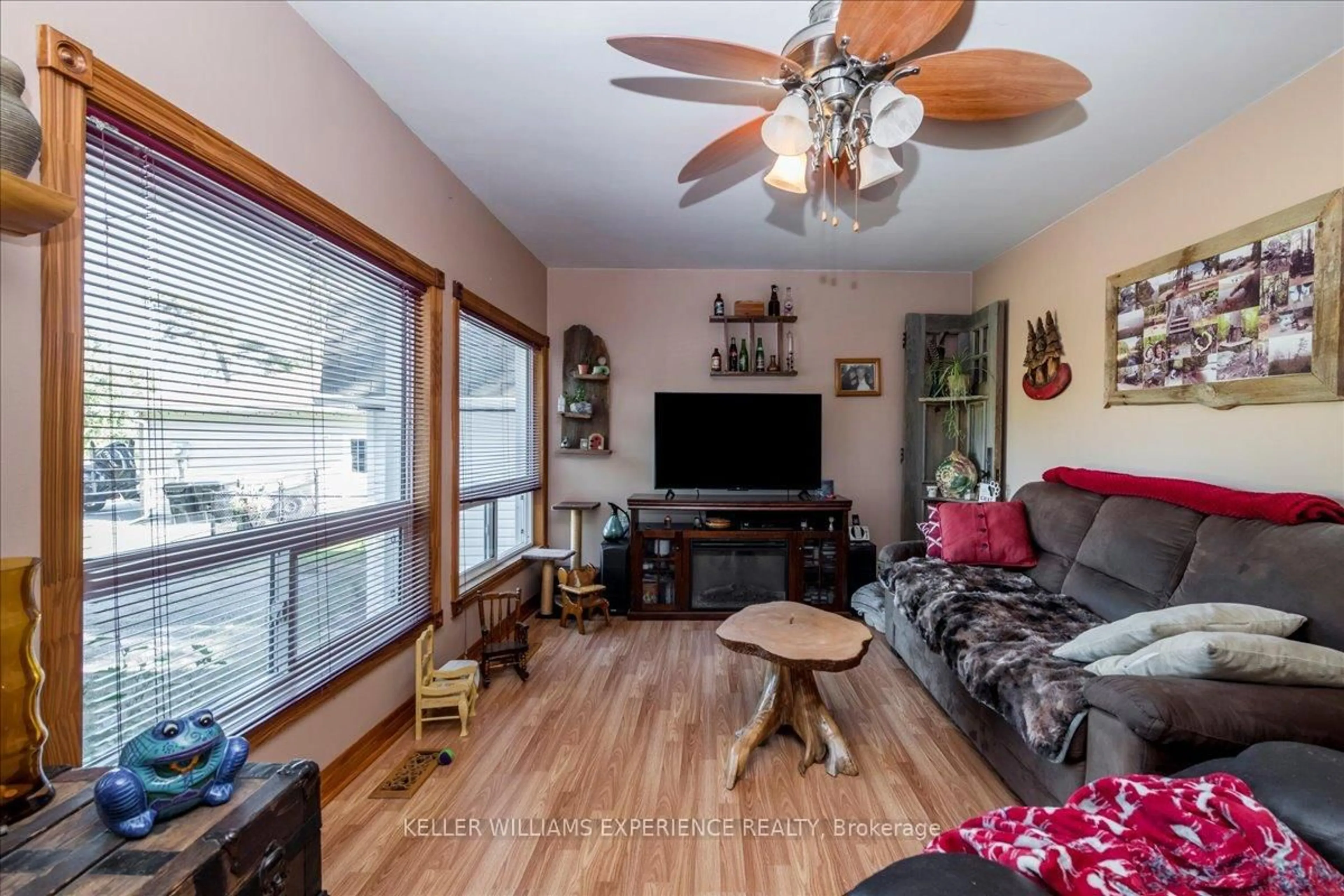 Living room with furniture, wood/laminate floor for 930 Gilmore Ave, Innisfil Ontario L0L 1W0
