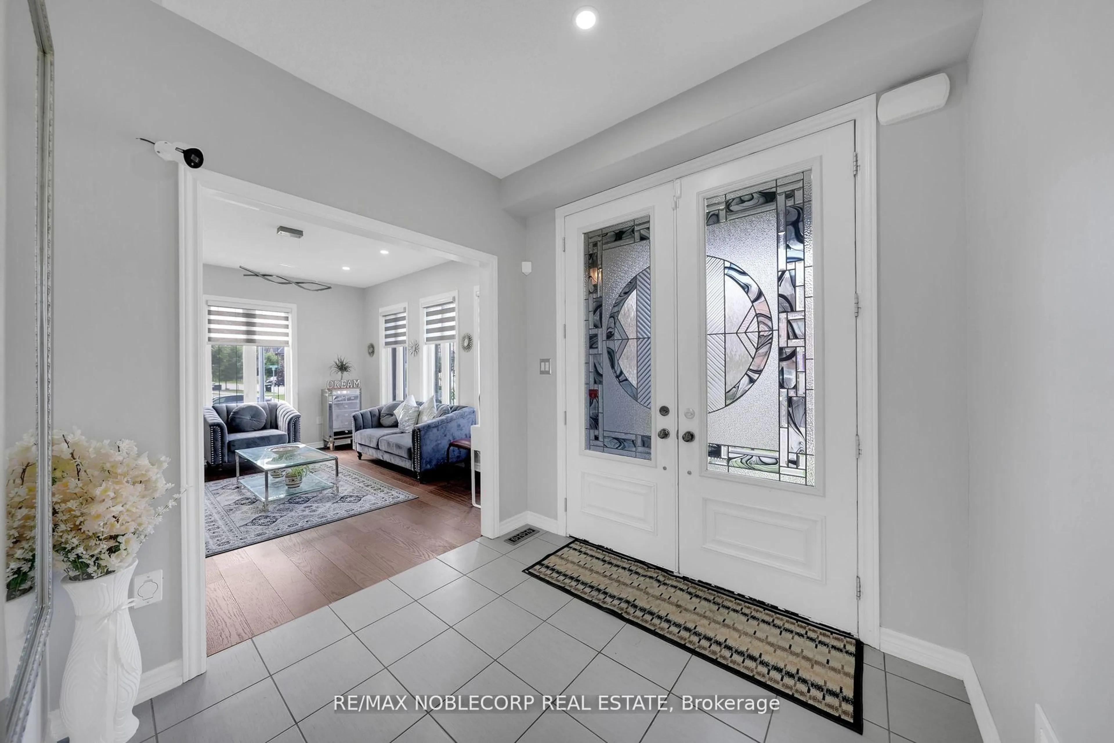 Indoor entryway for 1 Walker Blvd, New Tecumseth Ontario L9R 0N2