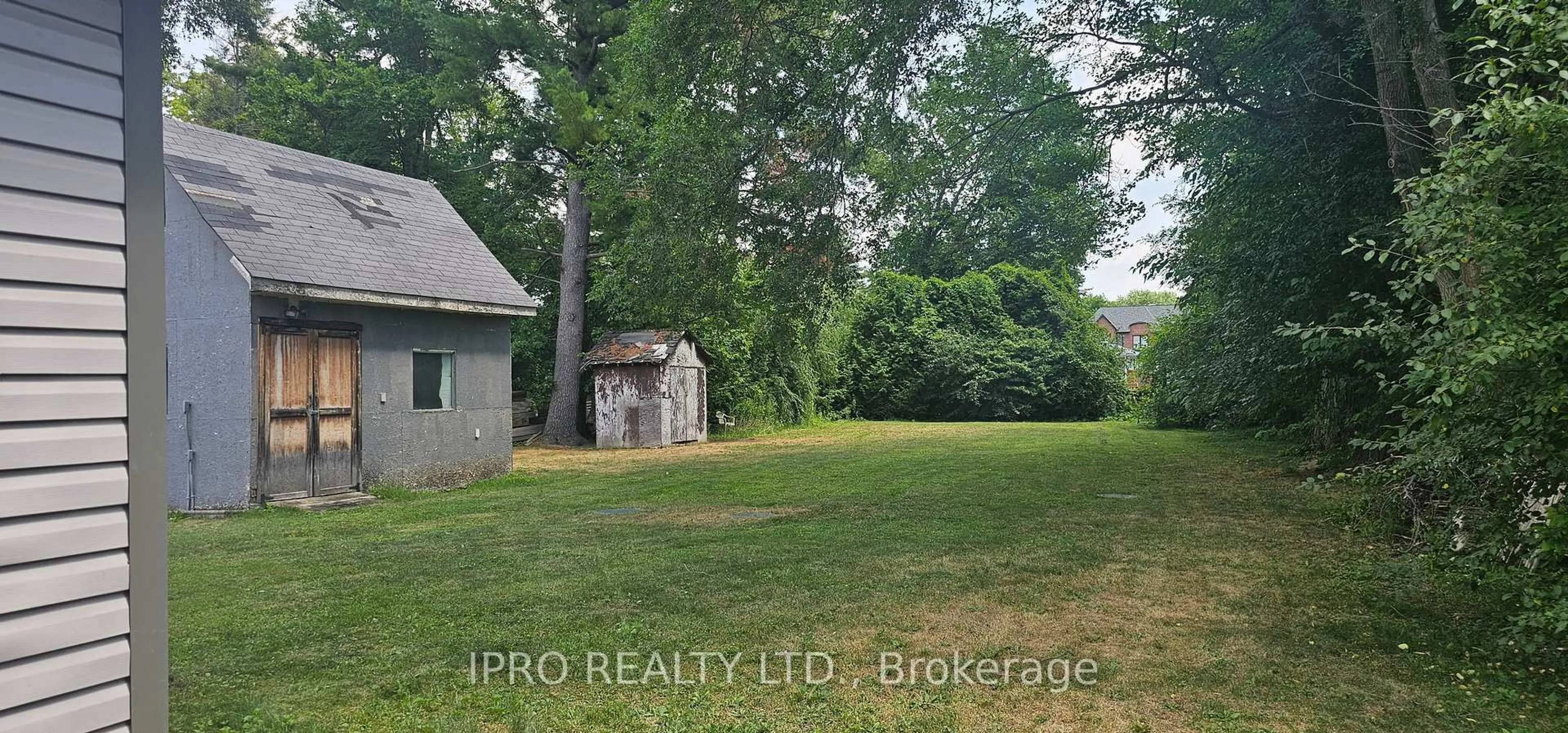 A pic from outside/outdoor area/front of a property/back of a property/a pic from drone, water/lake/river/ocean view for 29 Pleasant Ave, East Gwillimbury Ontario L9N 1J9