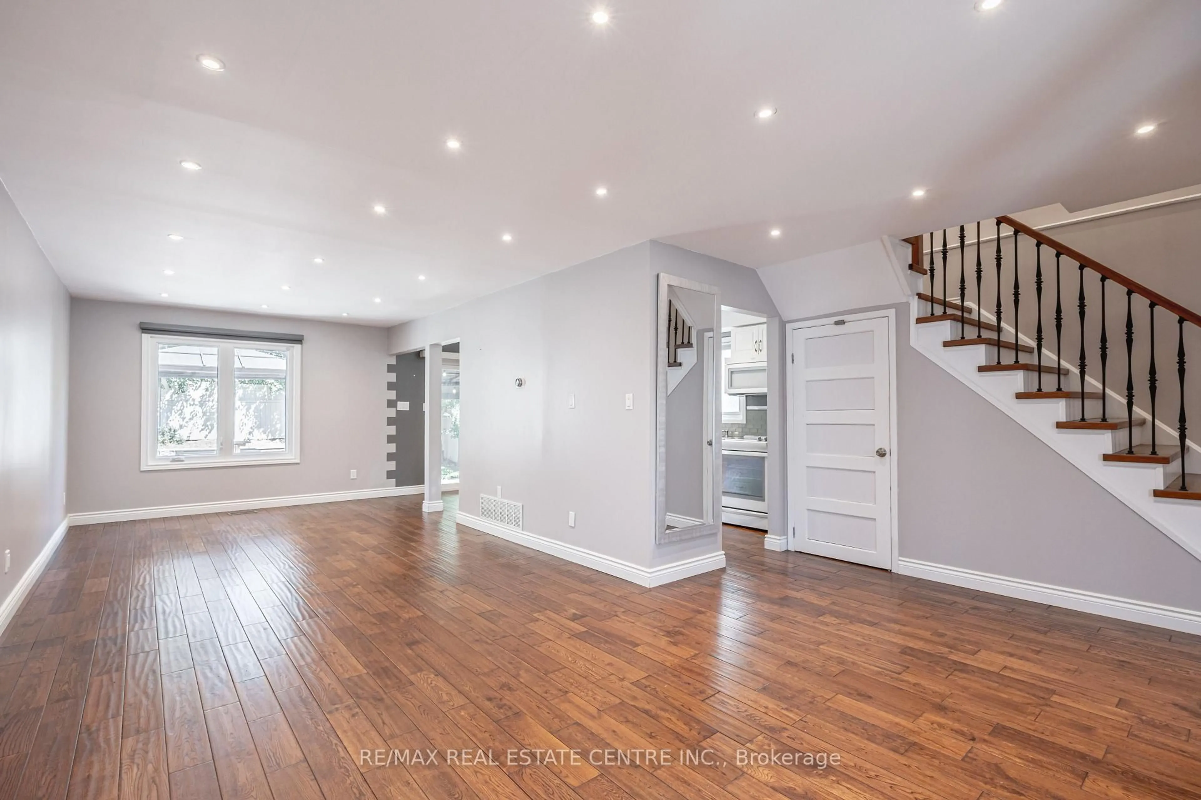 Indoor entryway for 54 Gray Cres, Richmond Hill Ontario L4C 5V5