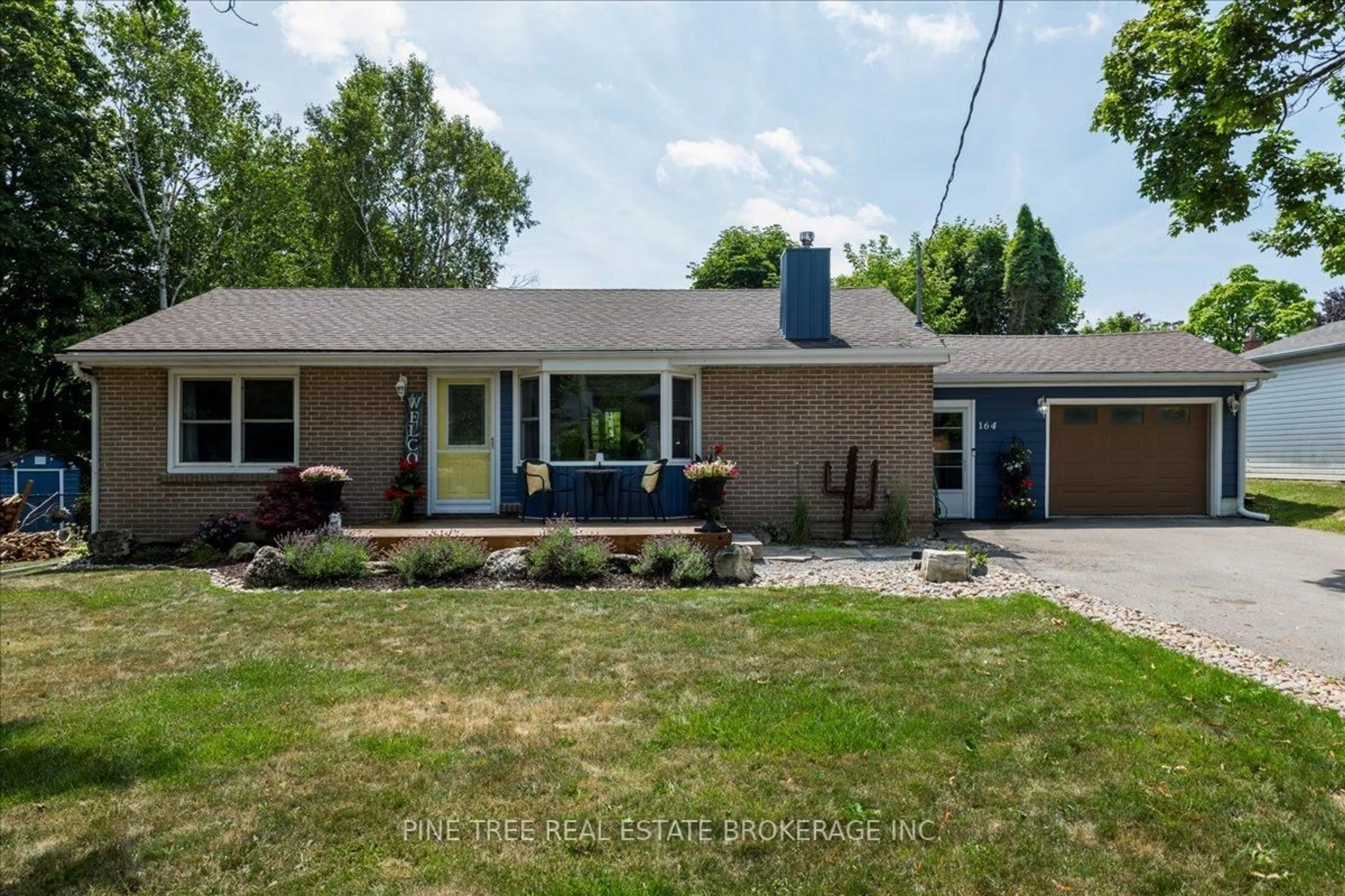 Home with brick exterior material, street for 164 Avenue Rd, Newmarket Ontario L3Y 1N4
