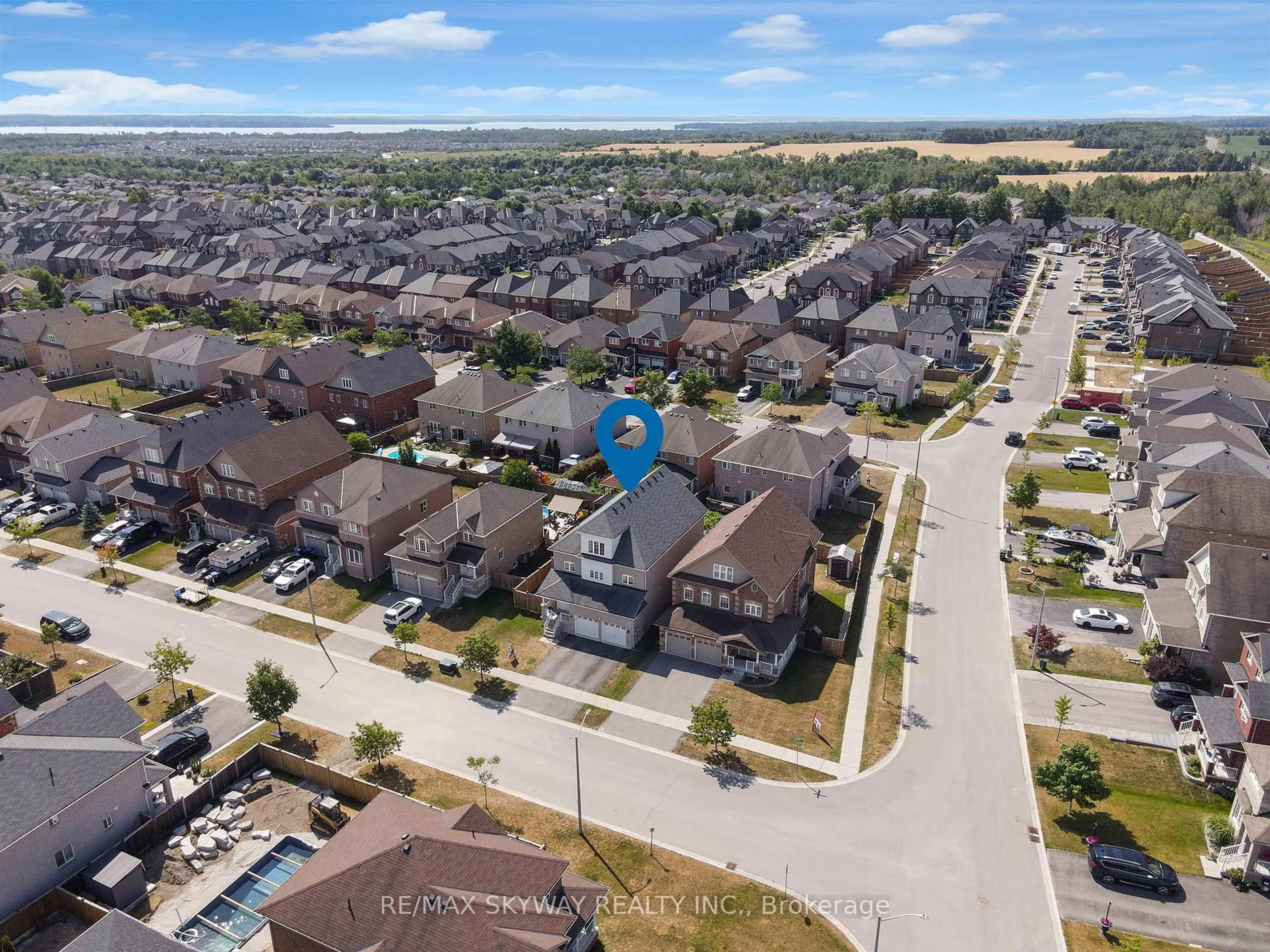 A pic from outside/outdoor area/front of a property/back of a property/a pic from drone, street for 1433 Sheldon St, Innisfil Ontario L9S 4B7