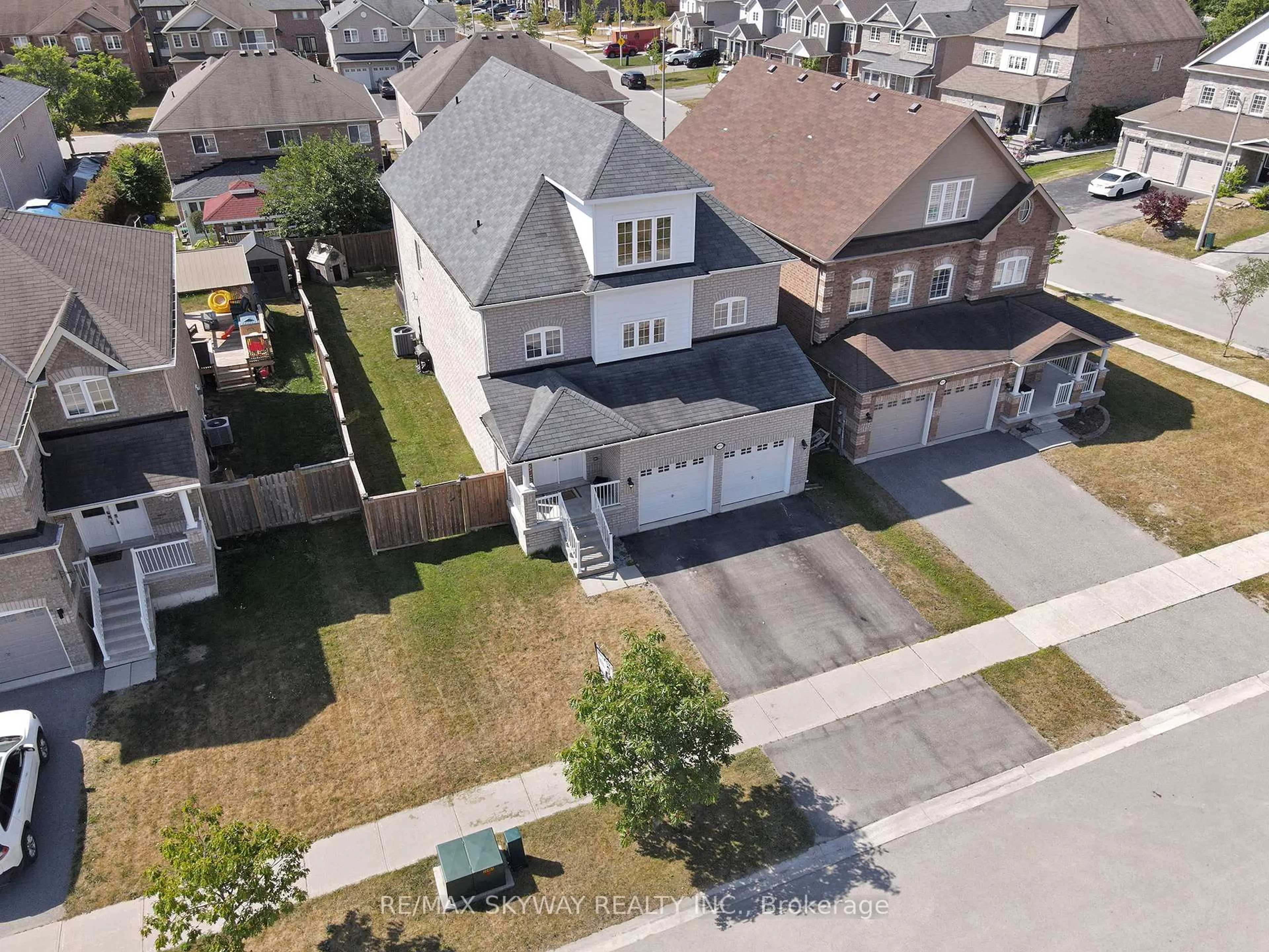 A pic from outside/outdoor area/front of a property/back of a property/a pic from drone, street for 1433 Sheldon St, Innisfil Ontario L9S 4B7
