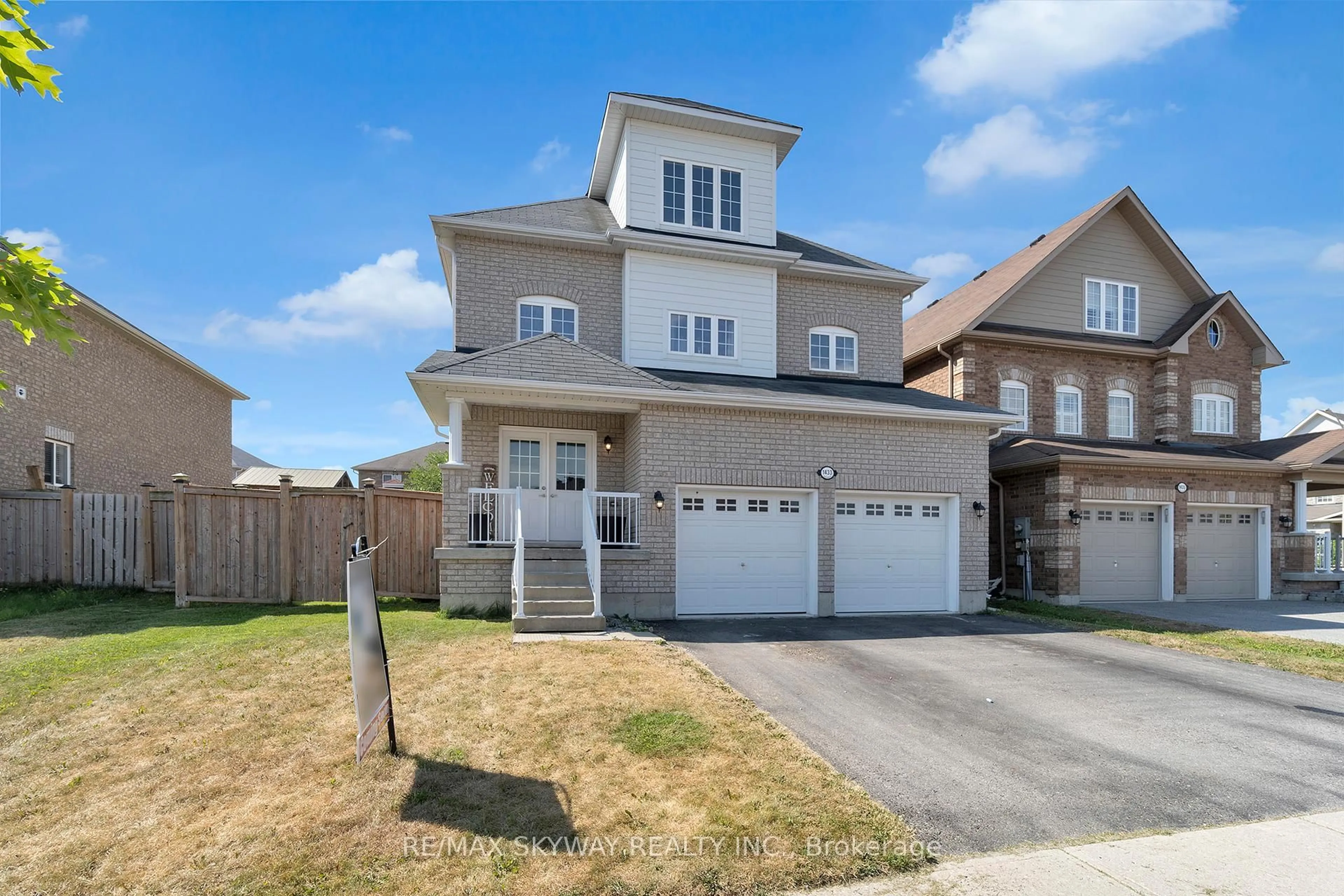 Home with vinyl exterior material, street for 1433 Sheldon St, Innisfil Ontario L9S 4B7