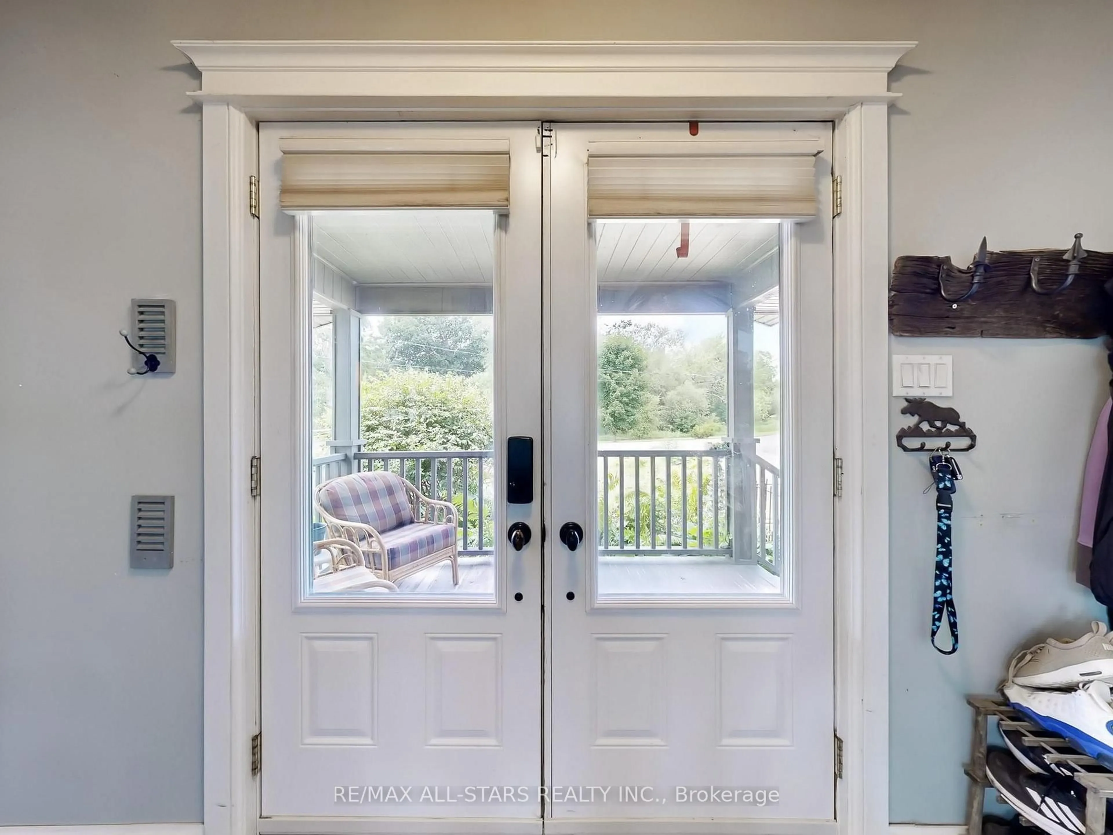 Indoor entryway for 17 Metropolitan Cres, Georgina Ontario L4P 1V4