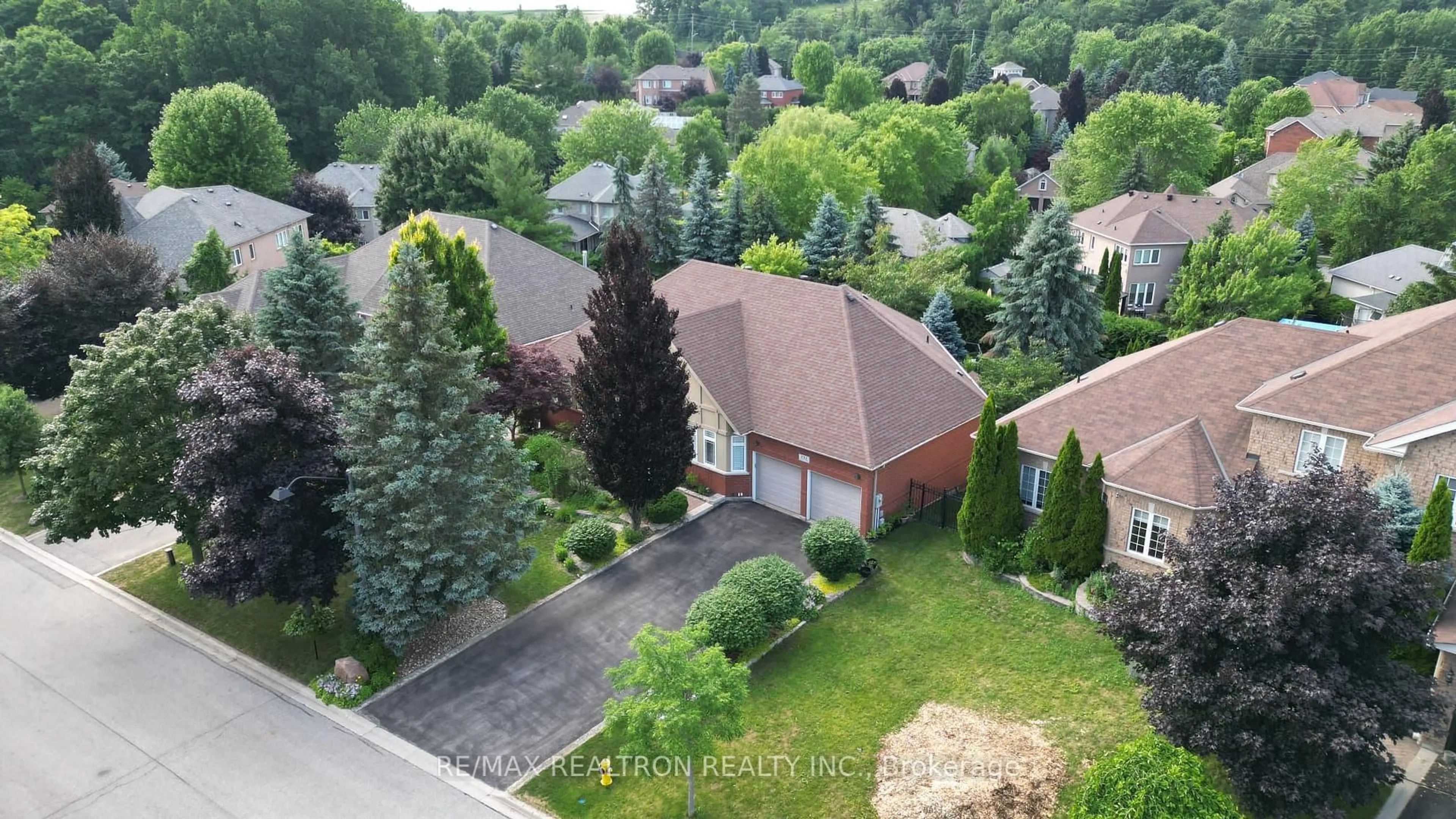 A pic from outside/outdoor area/front of a property/back of a property/a pic from drone, unknown for 192 Nevada Cres, Vaughan Ontario L6A 2V4