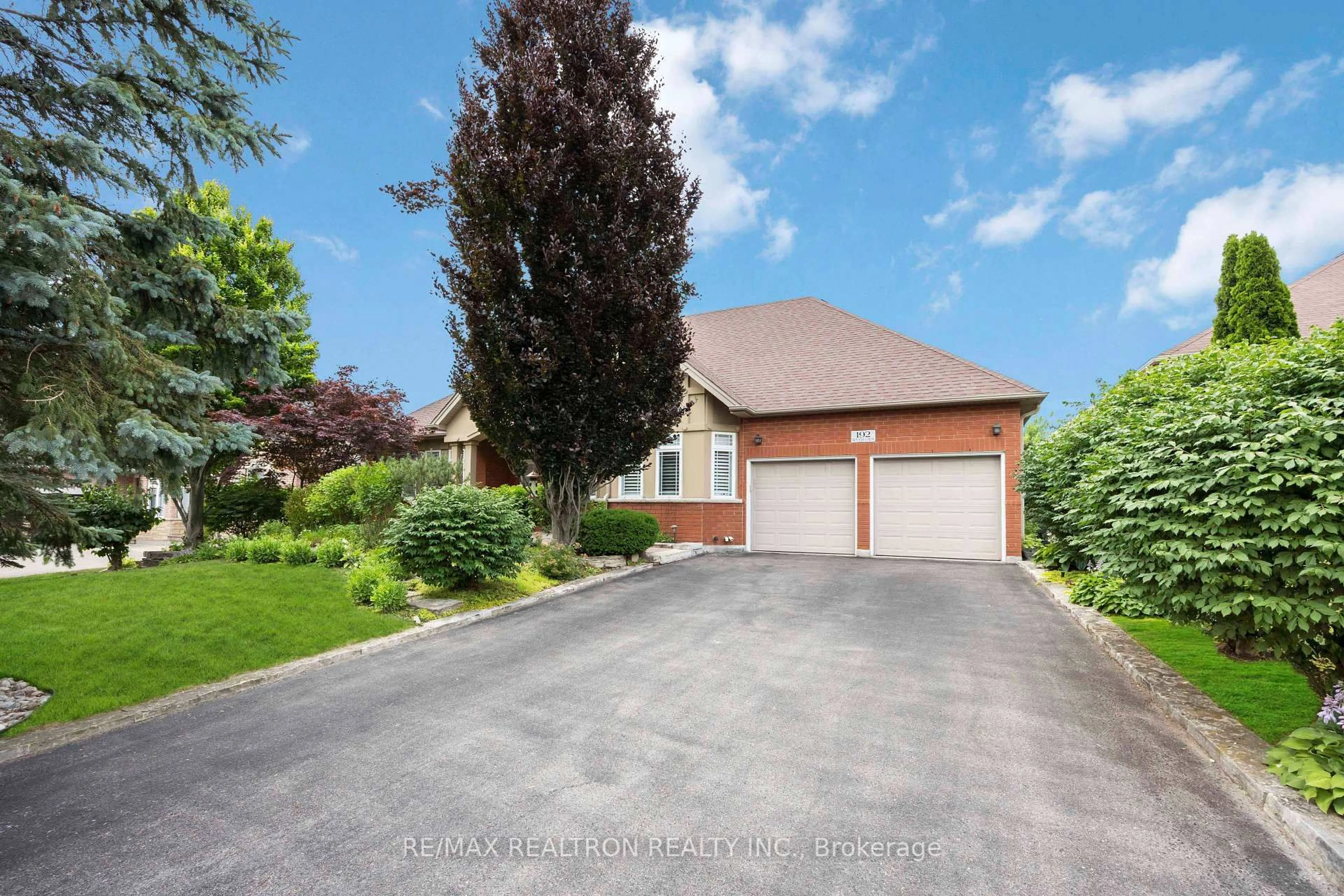 A pic from outside/outdoor area/front of a property/back of a property/a pic from drone, street for 192 Nevada Cres, Vaughan Ontario L6A 2V4