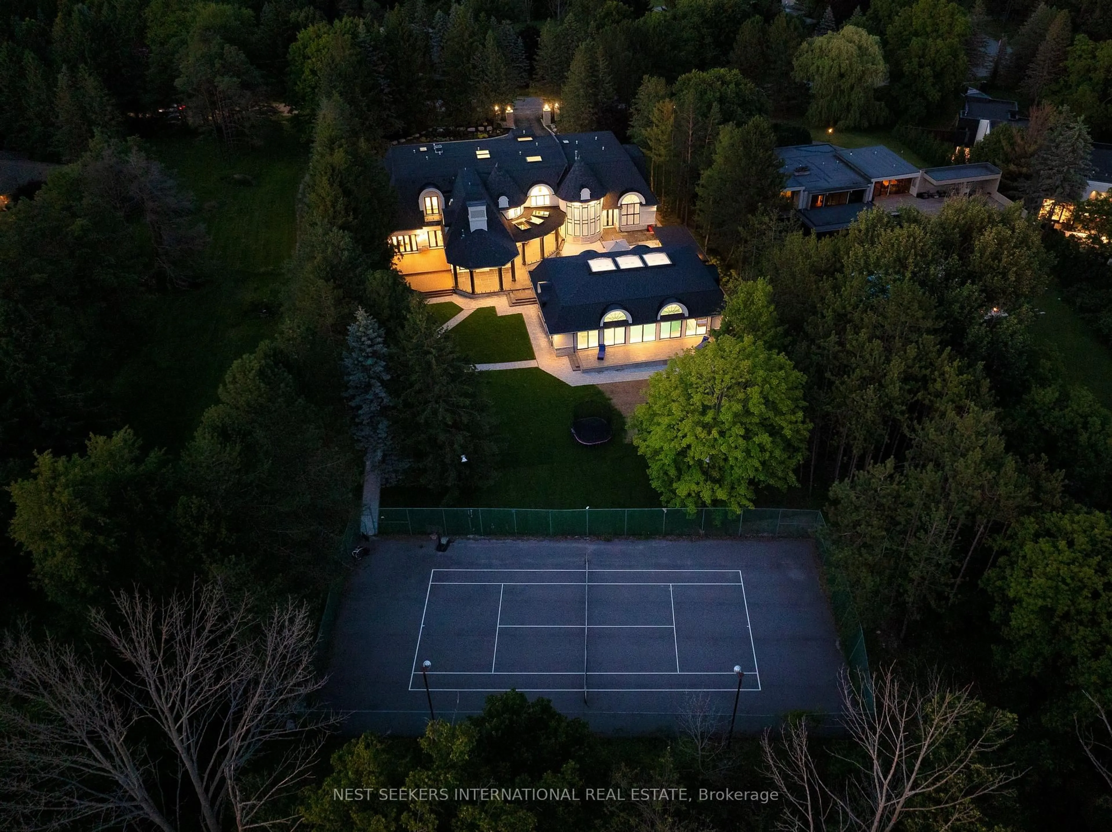 A pic from outside/outdoor area/front of a property/back of a property/a pic from drone, unknown for 72 Manitou Dr, King Ontario L7B 1E7